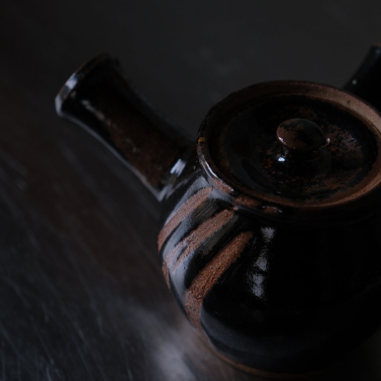 黒釉指描急須 / 沖塩明樹 (倉敷みなと窯)