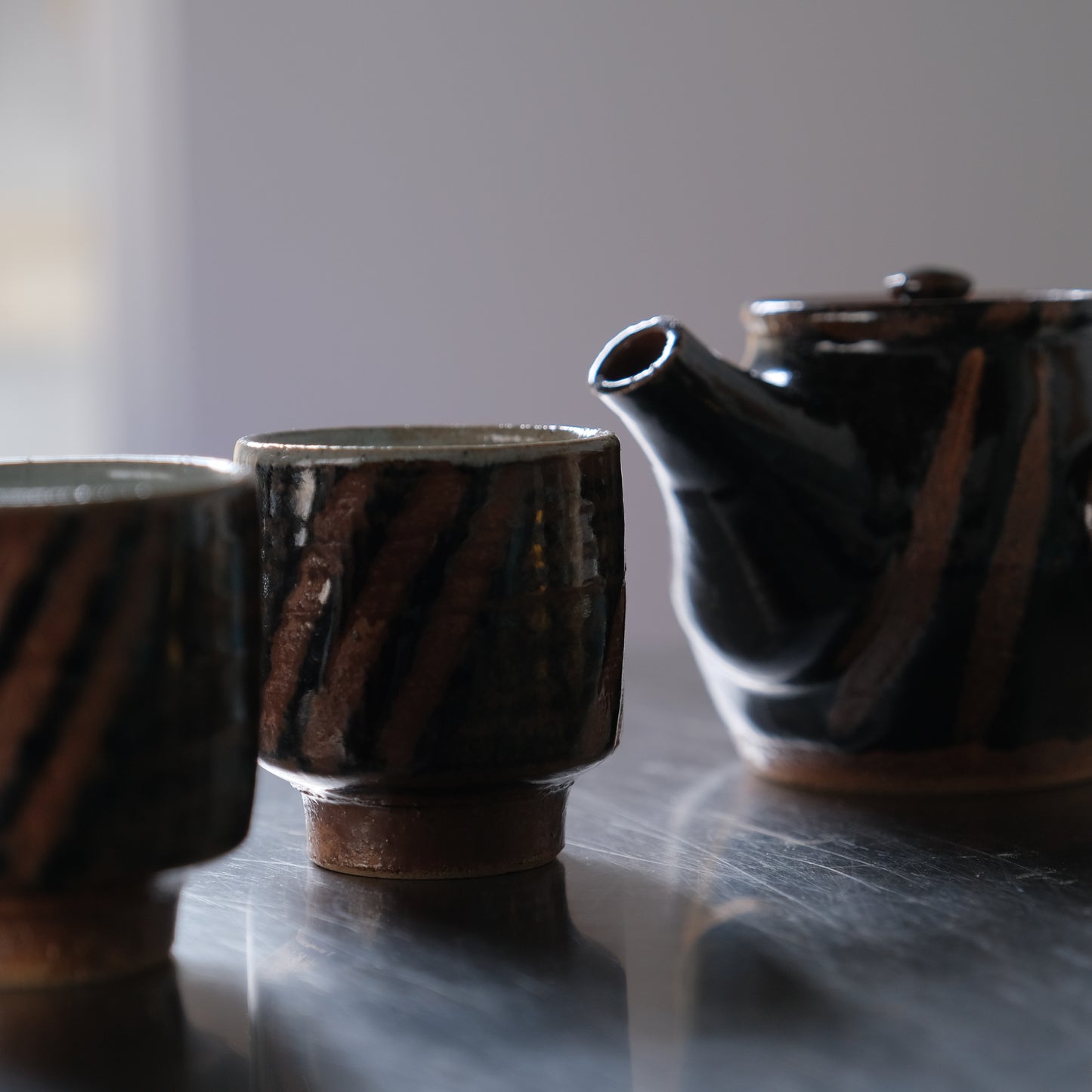 黒釉指描湯呑 / 沖塩明樹 (倉敷みなと窯)