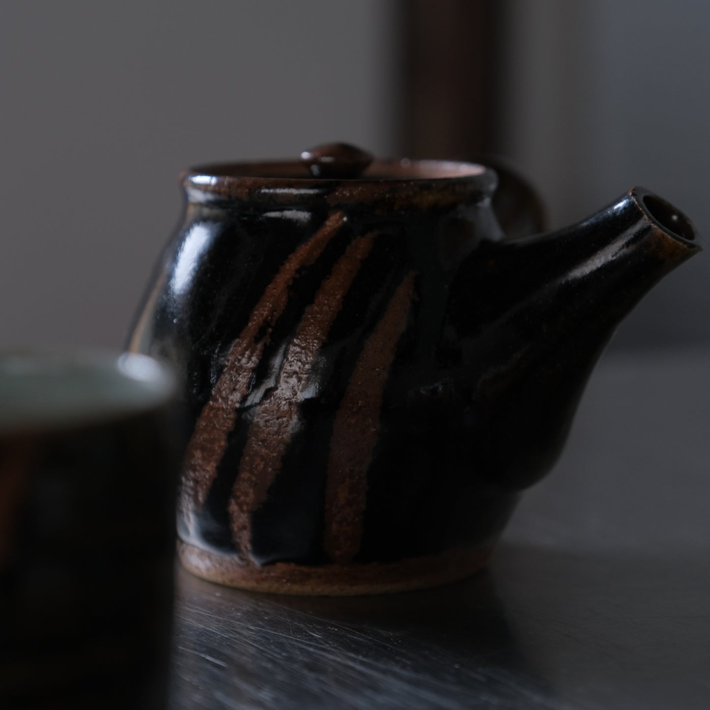 黒釉指描急須 / 沖塩明樹 (倉敷みなと窯)