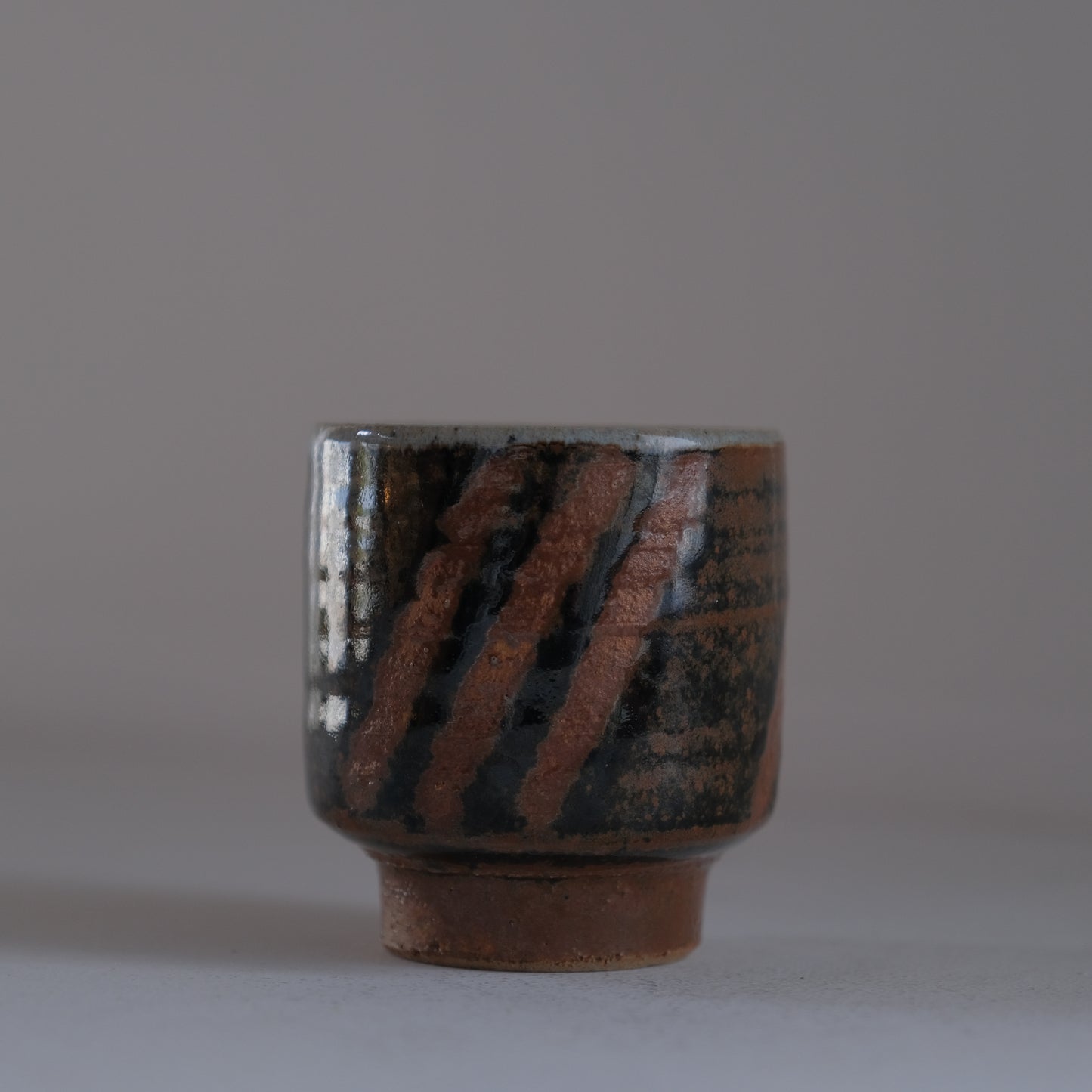 黒釉指描湯呑 / 沖塩明樹 (倉敷みなと窯)