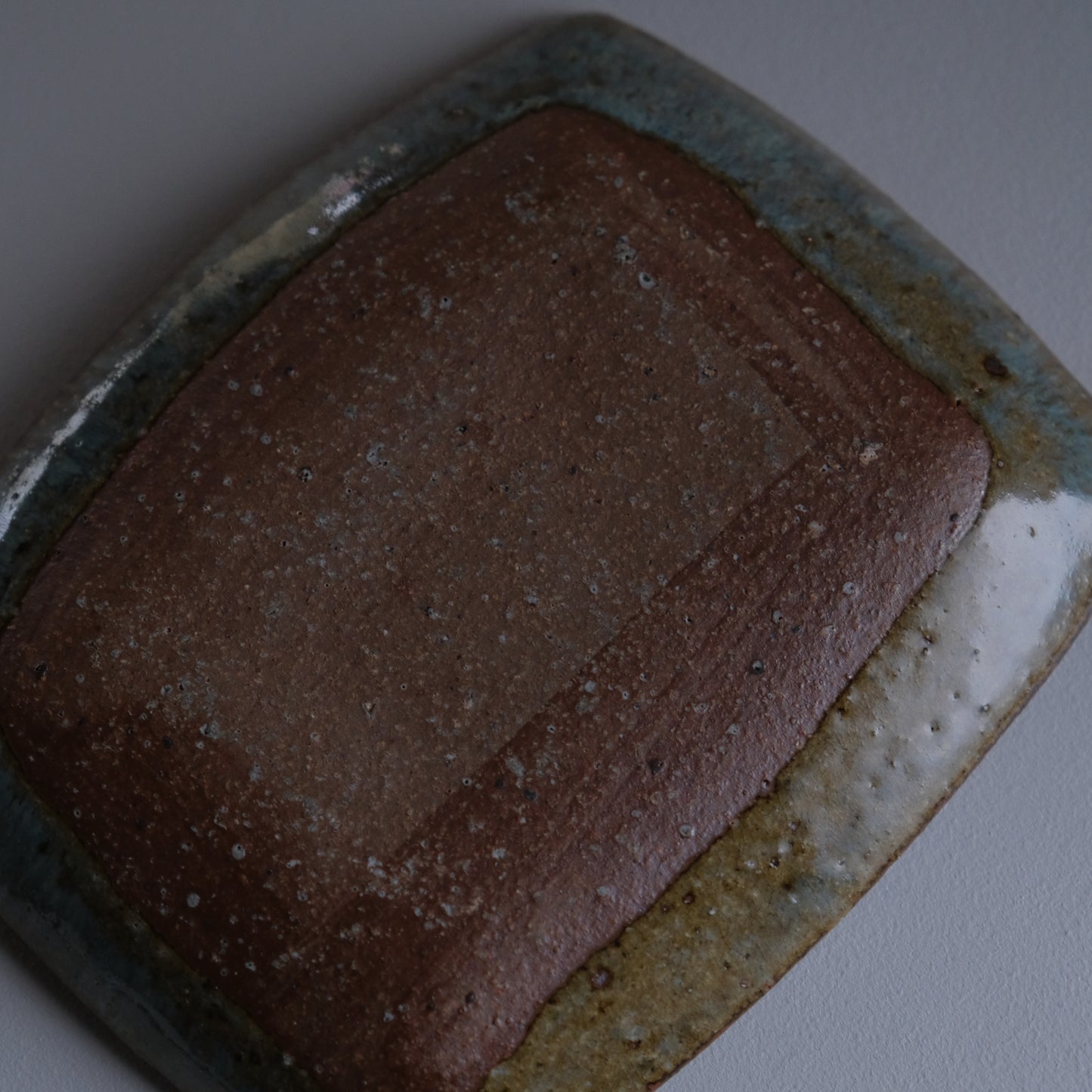 糠釉紋押角皿 / 倉敷青木窯(三宅康太)