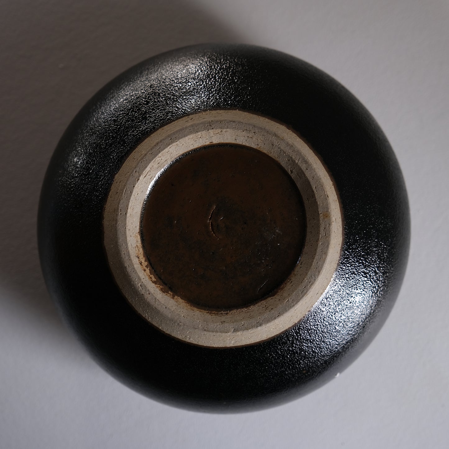 黒釉灰落とし / 牛ノ戸焼