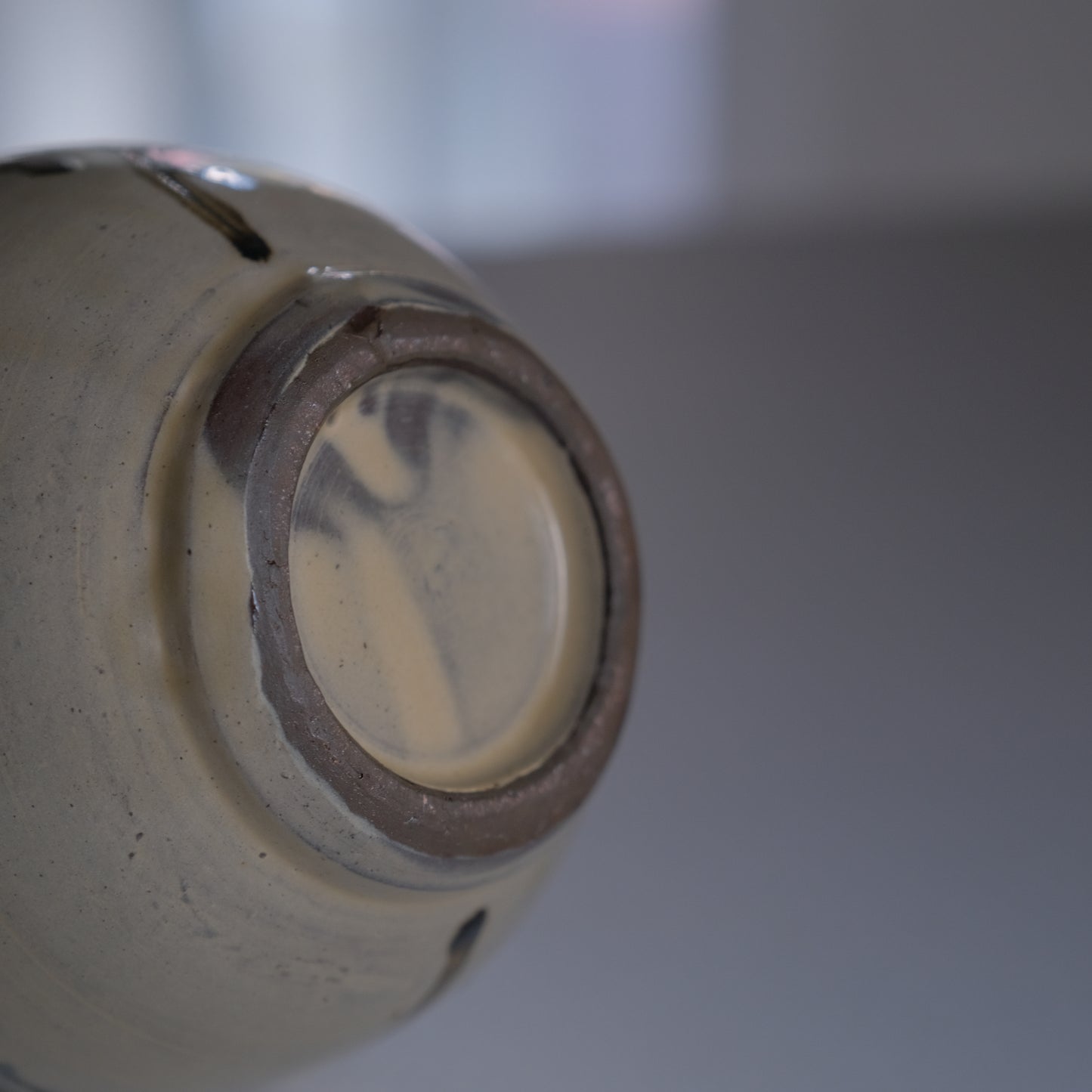 線彫花紋花器 / 沖縄(壺屋焼)