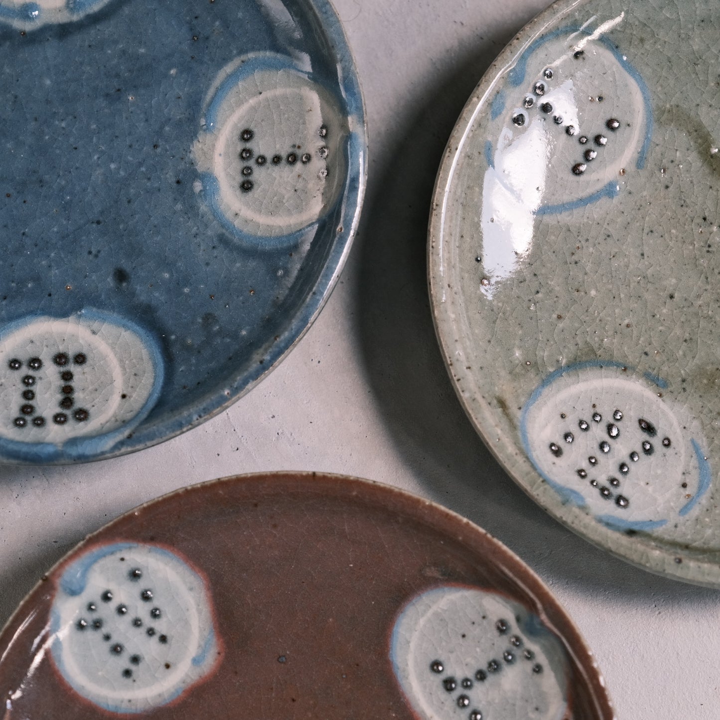 ローマ数字灰釉6寸皿 / 倉敷青木窯(三宅康太)