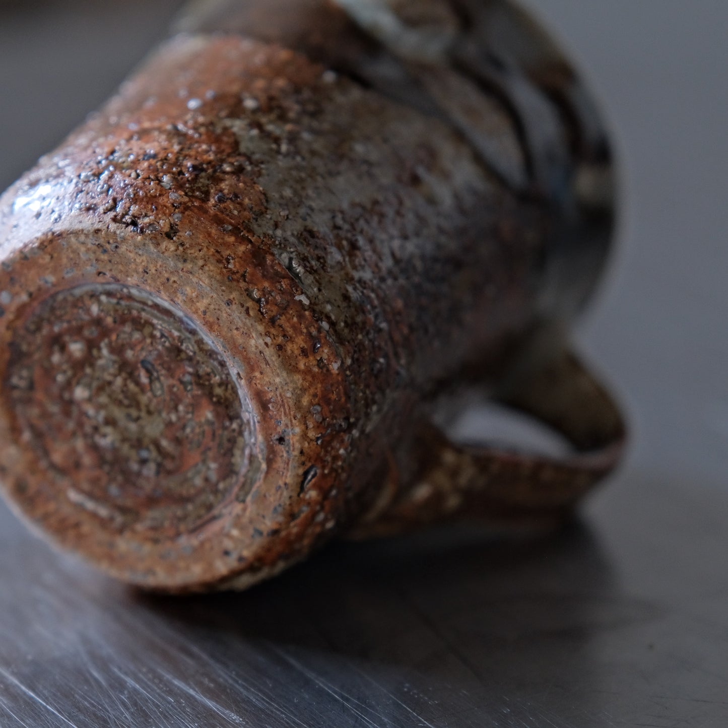 黒糠釉流掛マグ / 倉敷青木窯(三宅康太)