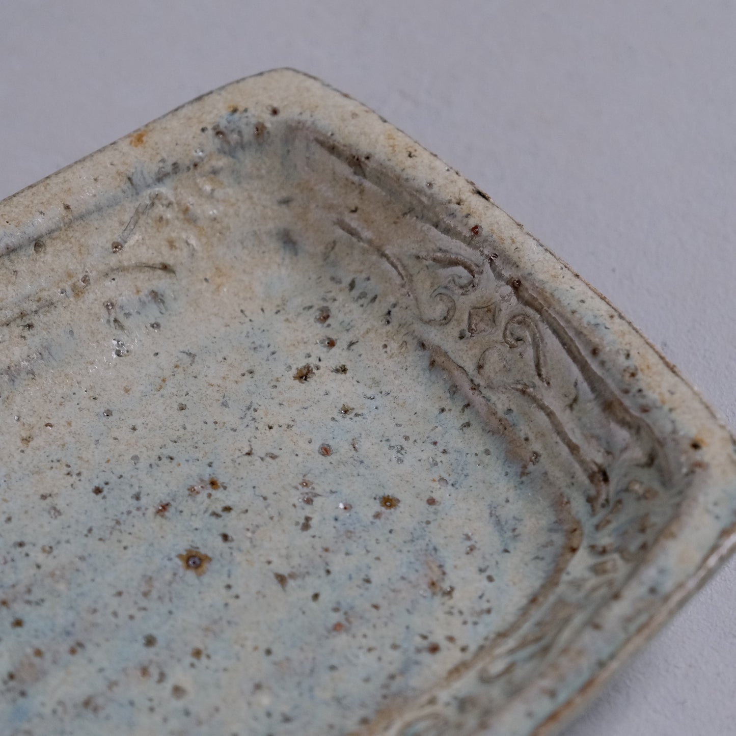 糠釉紋押角皿 / 倉敷青木窯(三宅康太)