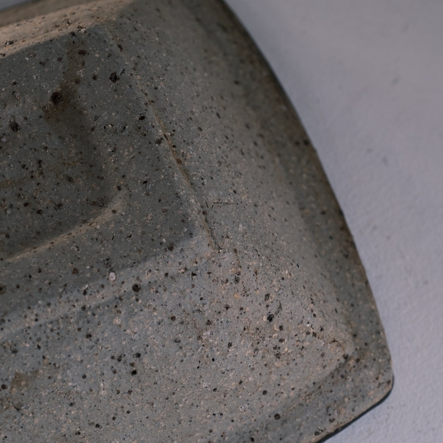 飴釉紋押黒角鉢 / 倉敷青木窯