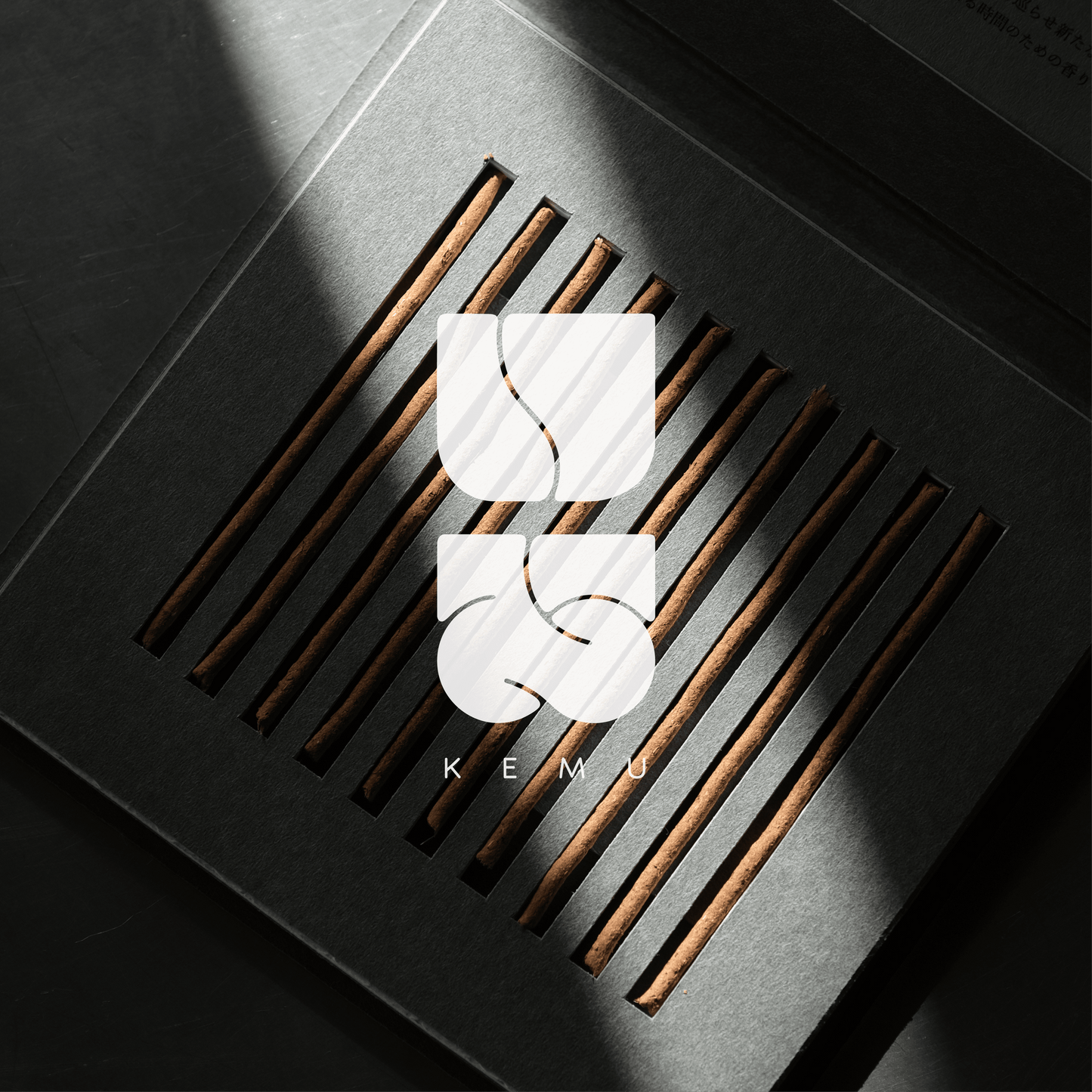 けむ 〈 香立てc + 香敷き 〉