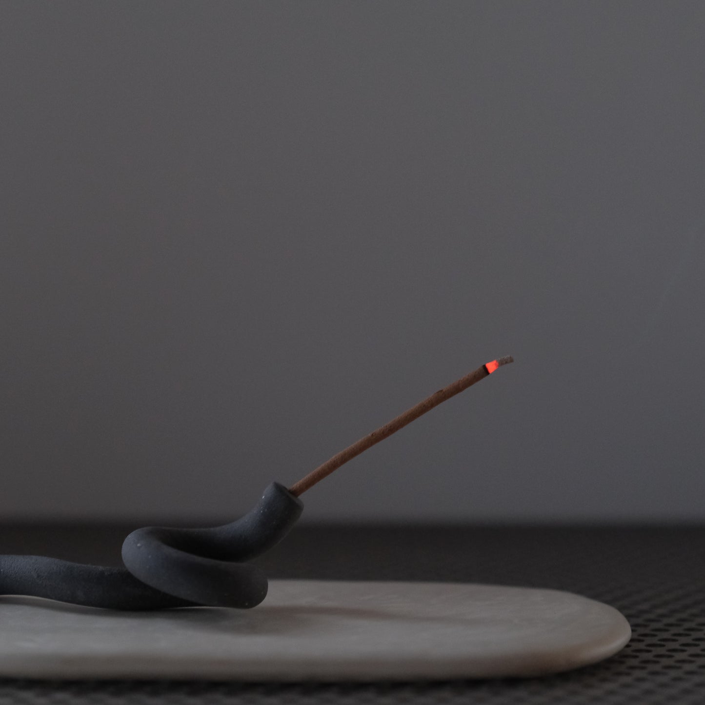 けむ 〈 香立てb + 香敷き 〉