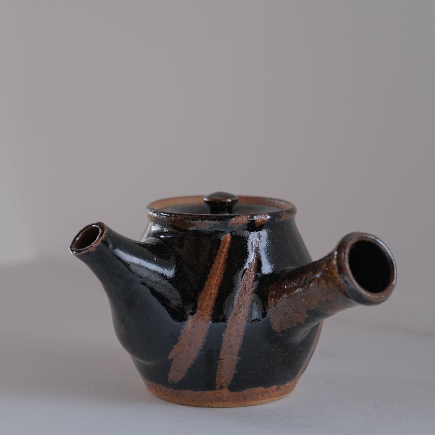 黒釉指描急須 / 沖塩明樹 (倉敷みなと窯)