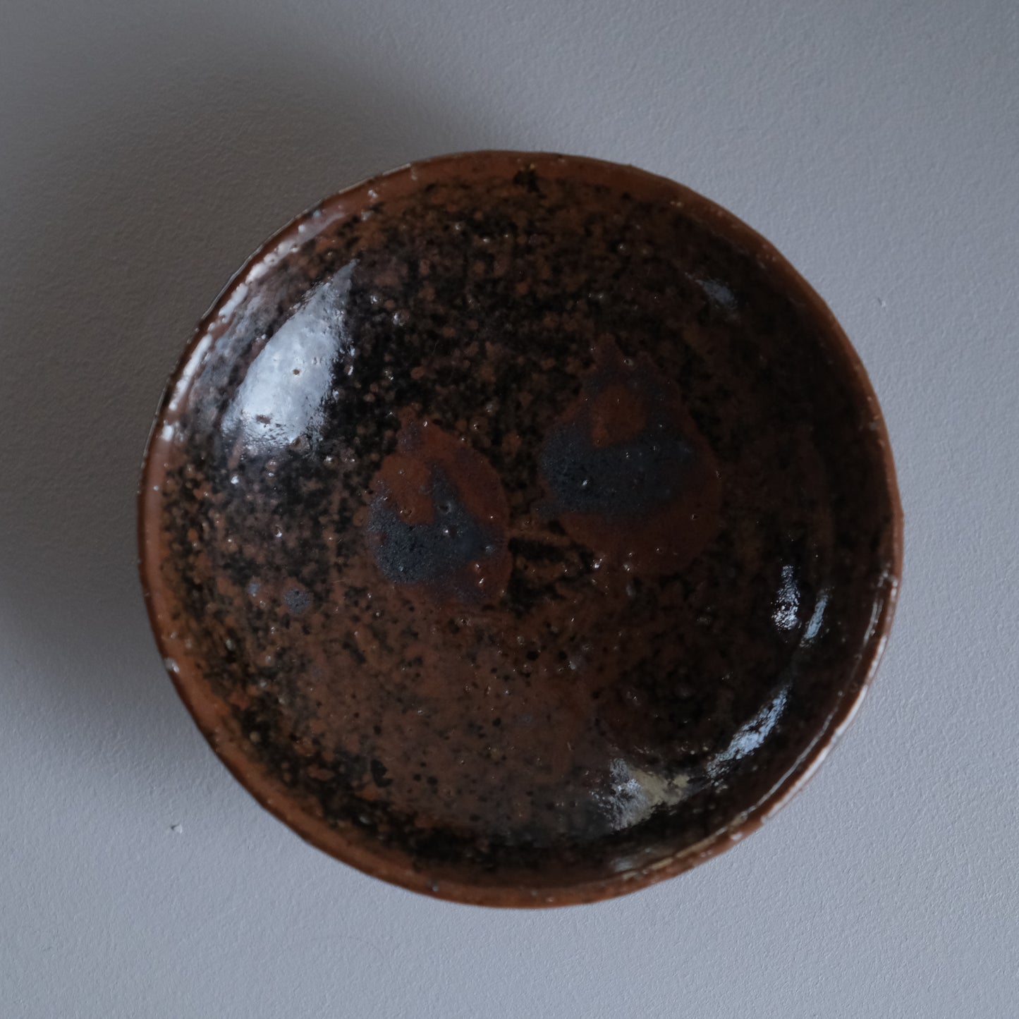 鉄釉四寸皿 / 倉敷青木窯（三宅康太）