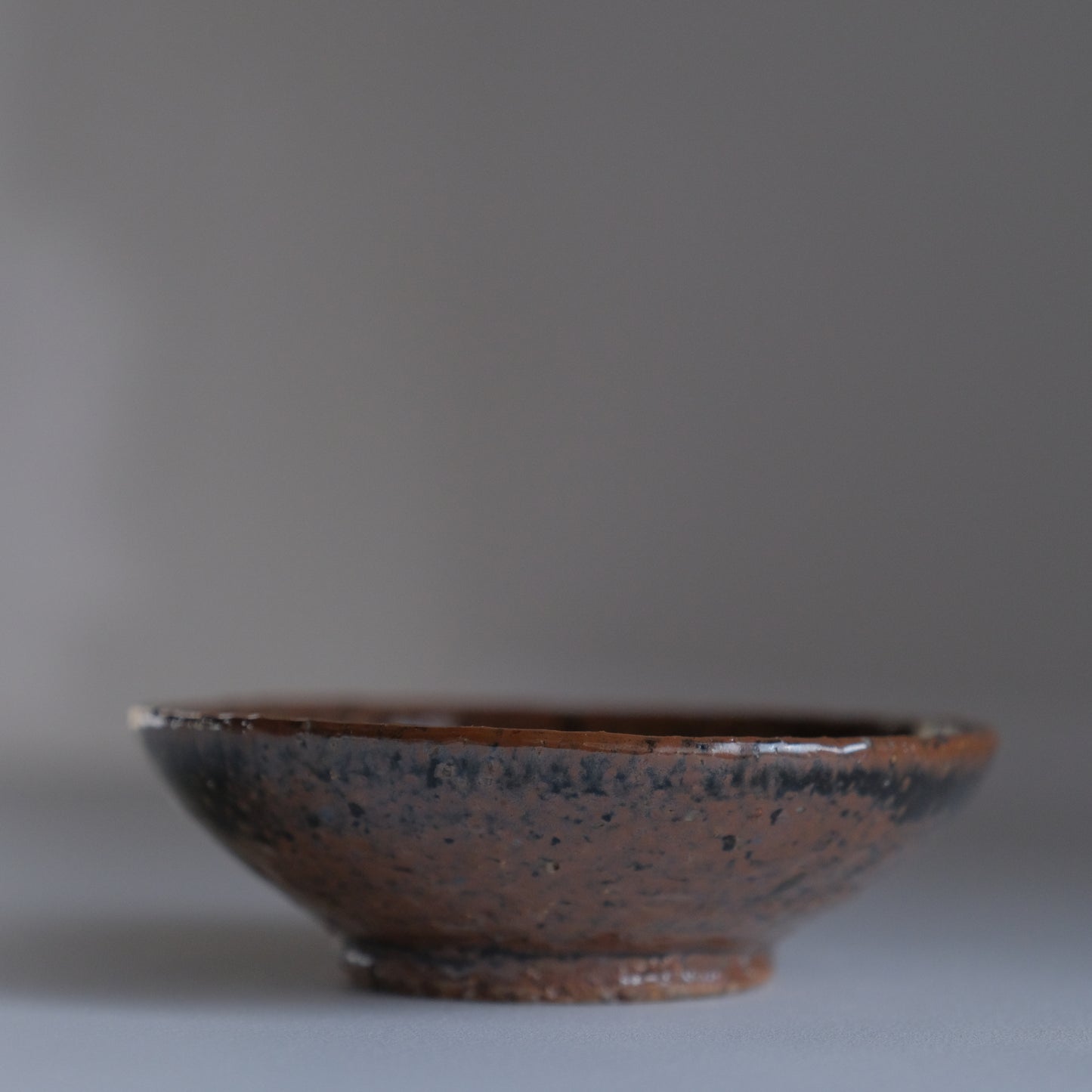 鉄釉四寸皿 / 倉敷青木窯（三宅康太）