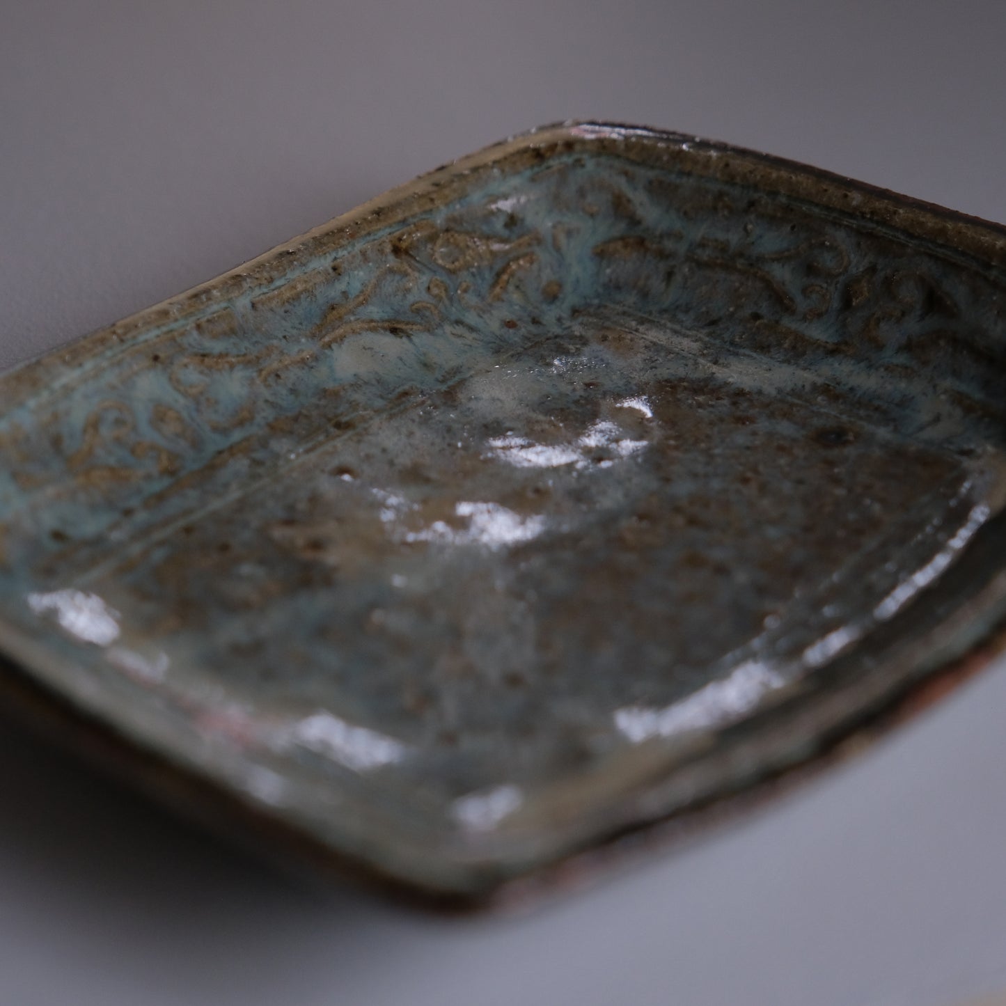 糠釉紋押角皿 / 倉敷青木窯（三宅康太）