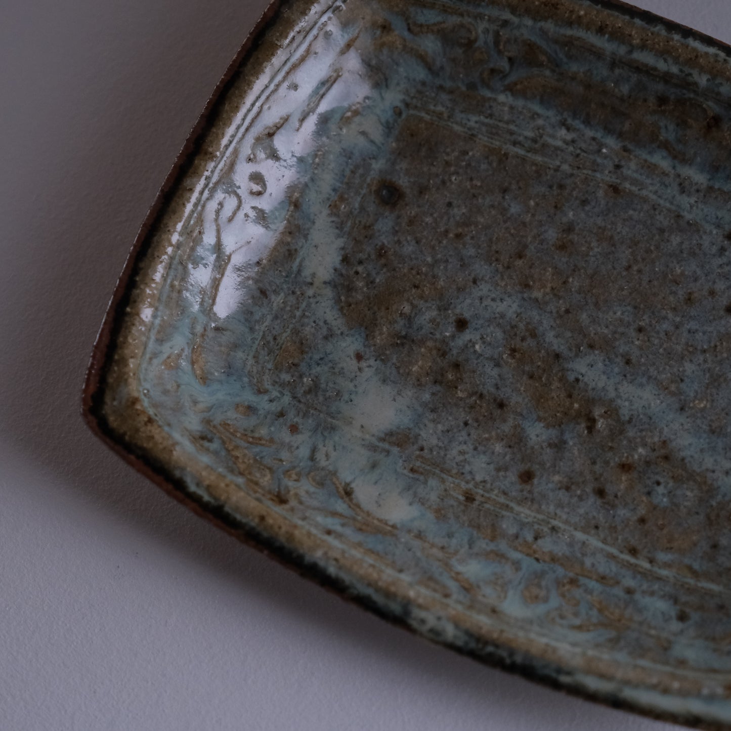 糠釉紋押角皿 / 倉敷青木窯（三宅康太）