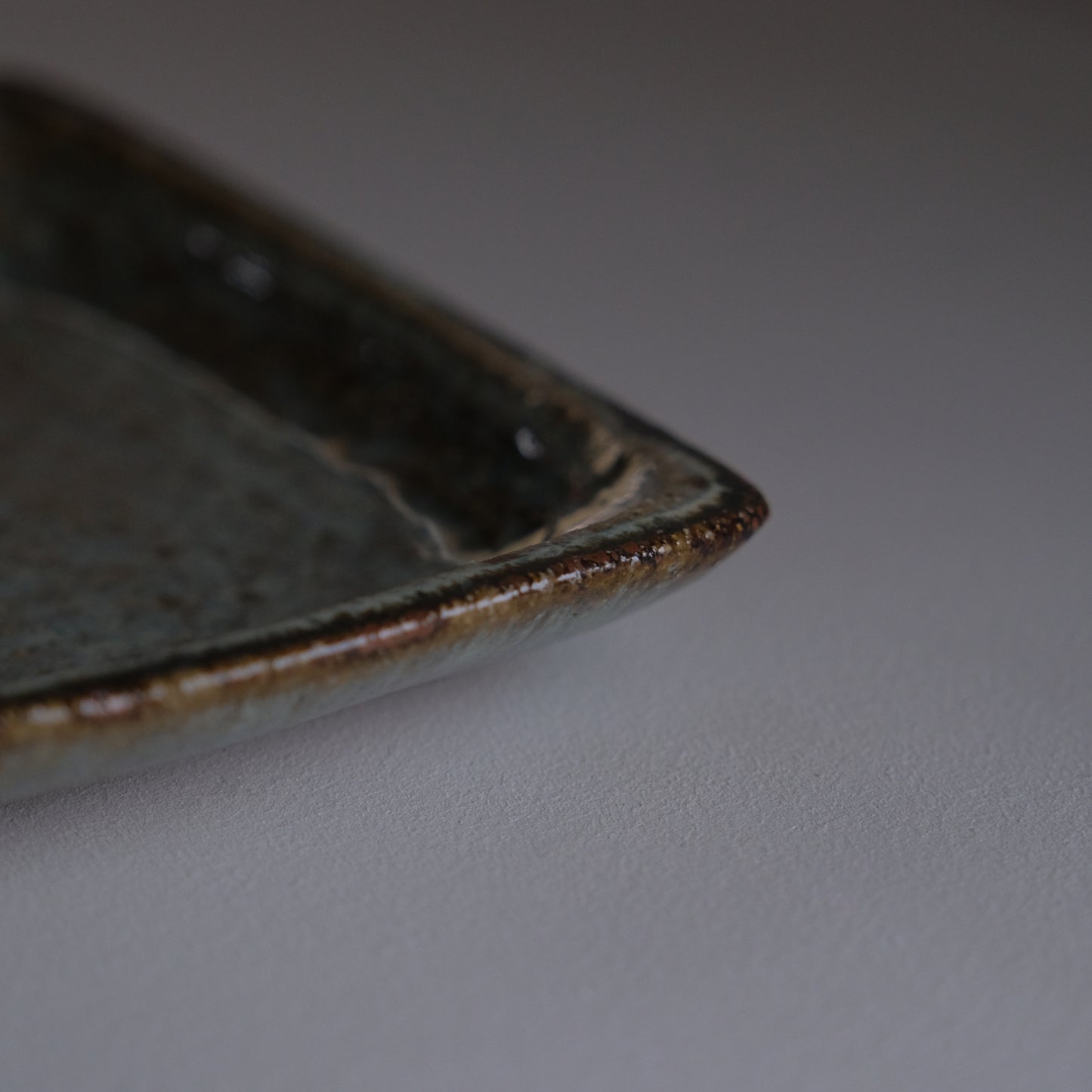 糠釉紋押角皿 / 倉敷青木窯（三宅康太）