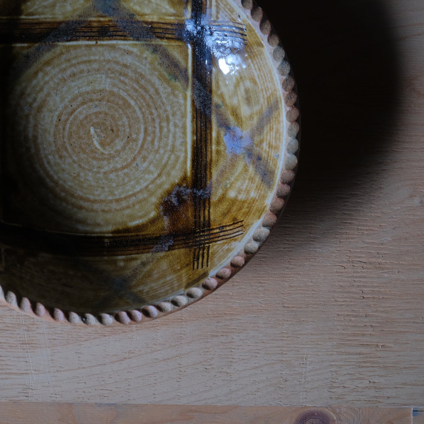 飴釉櫛描格子文皿 / 羽島焼