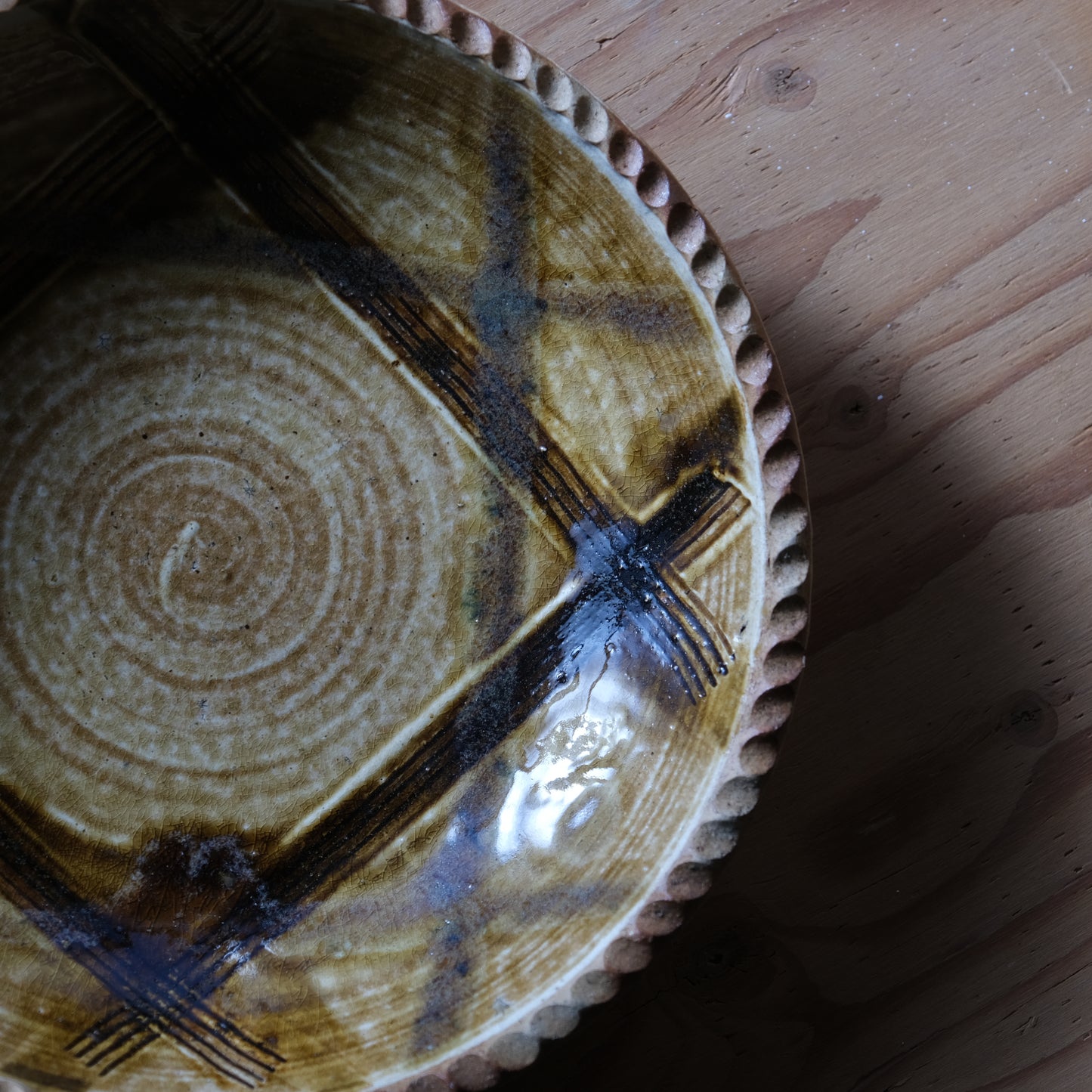 飴釉櫛描格子文皿 / 羽島焼