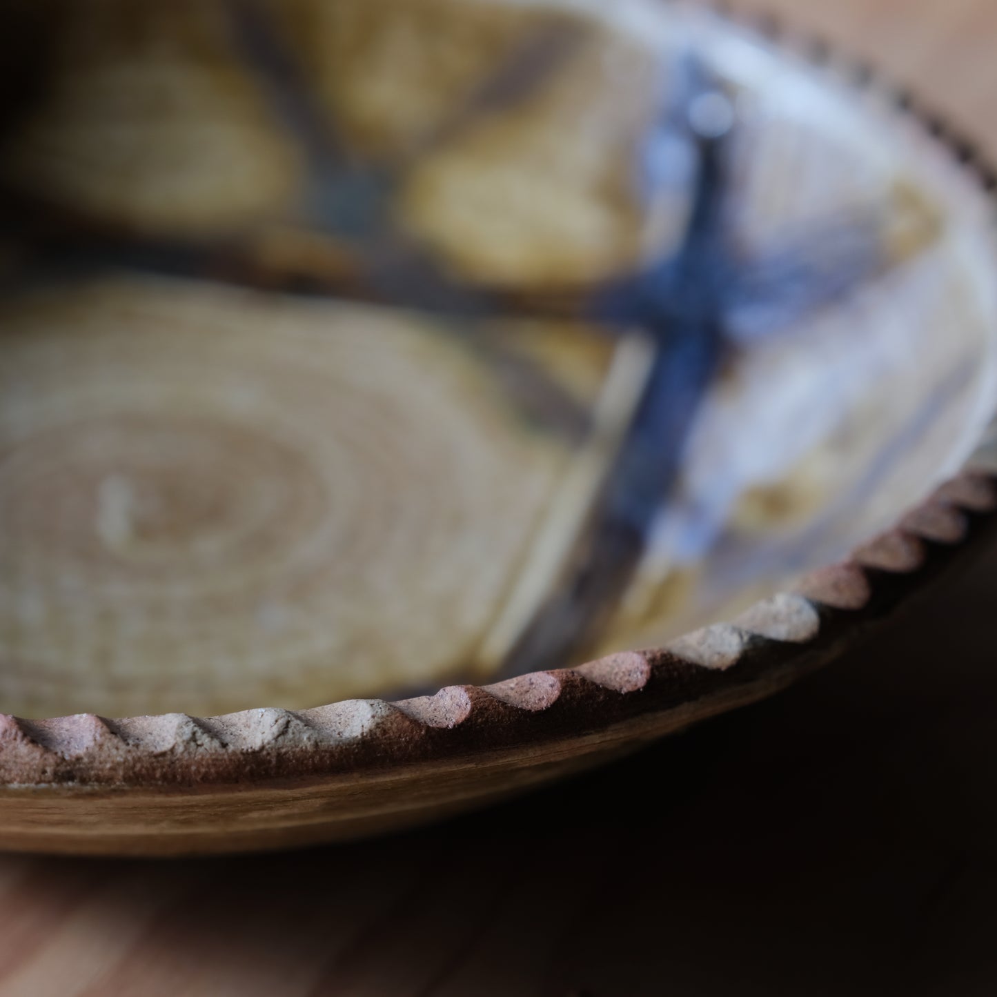 飴釉櫛描格子文皿 / 羽島焼