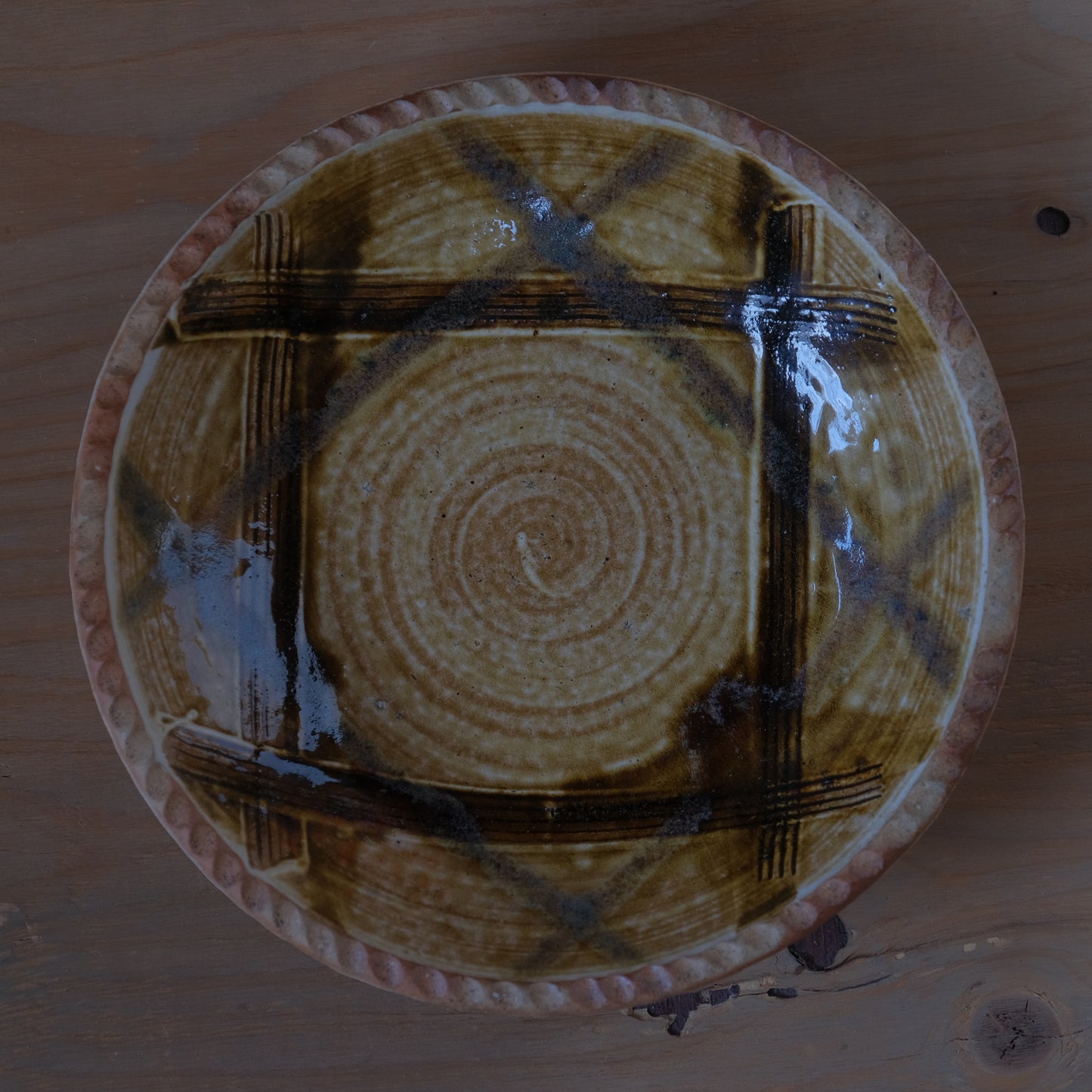 飴釉櫛描格子文皿 / 羽島焼