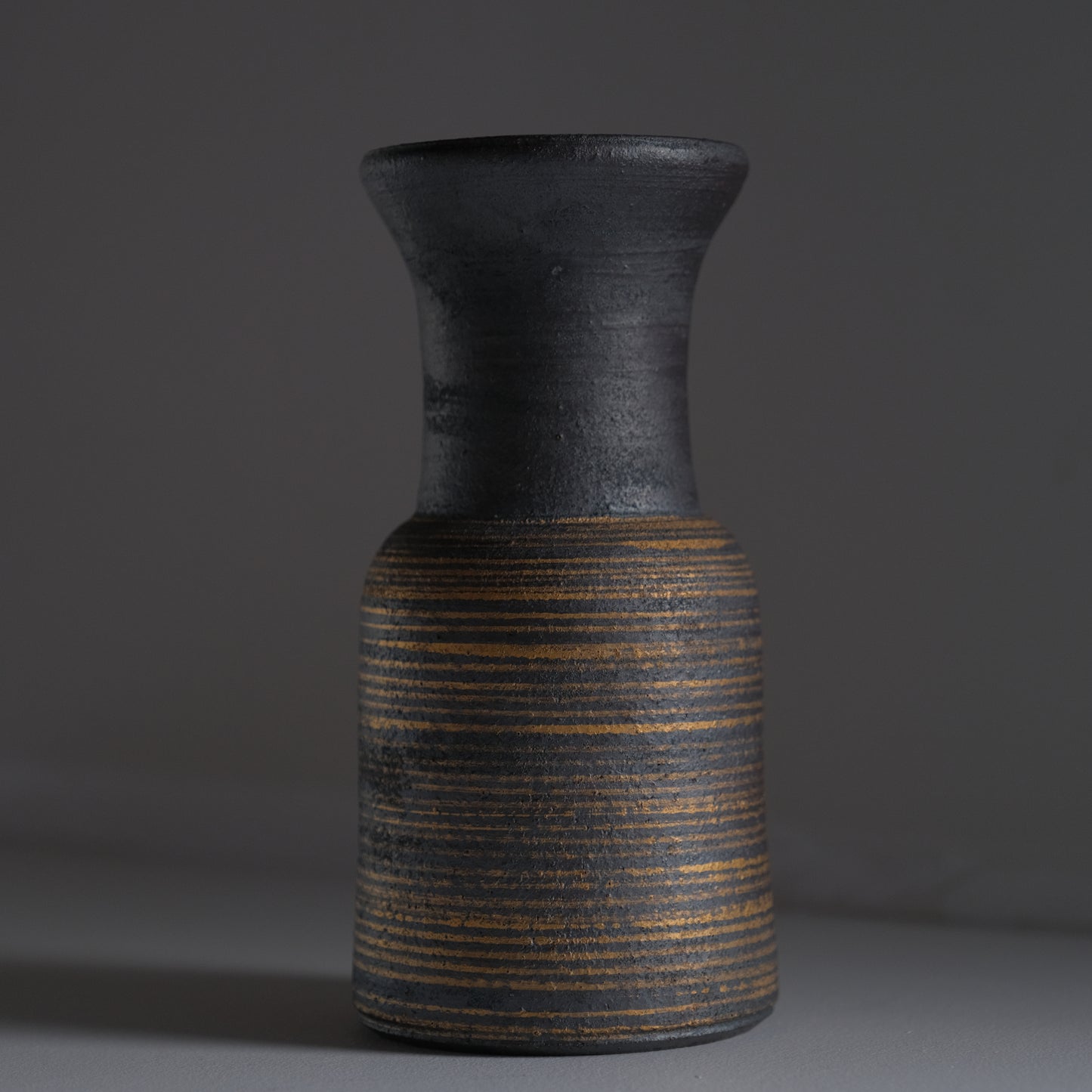 鉄釉金彩花瓶 / 山本教行