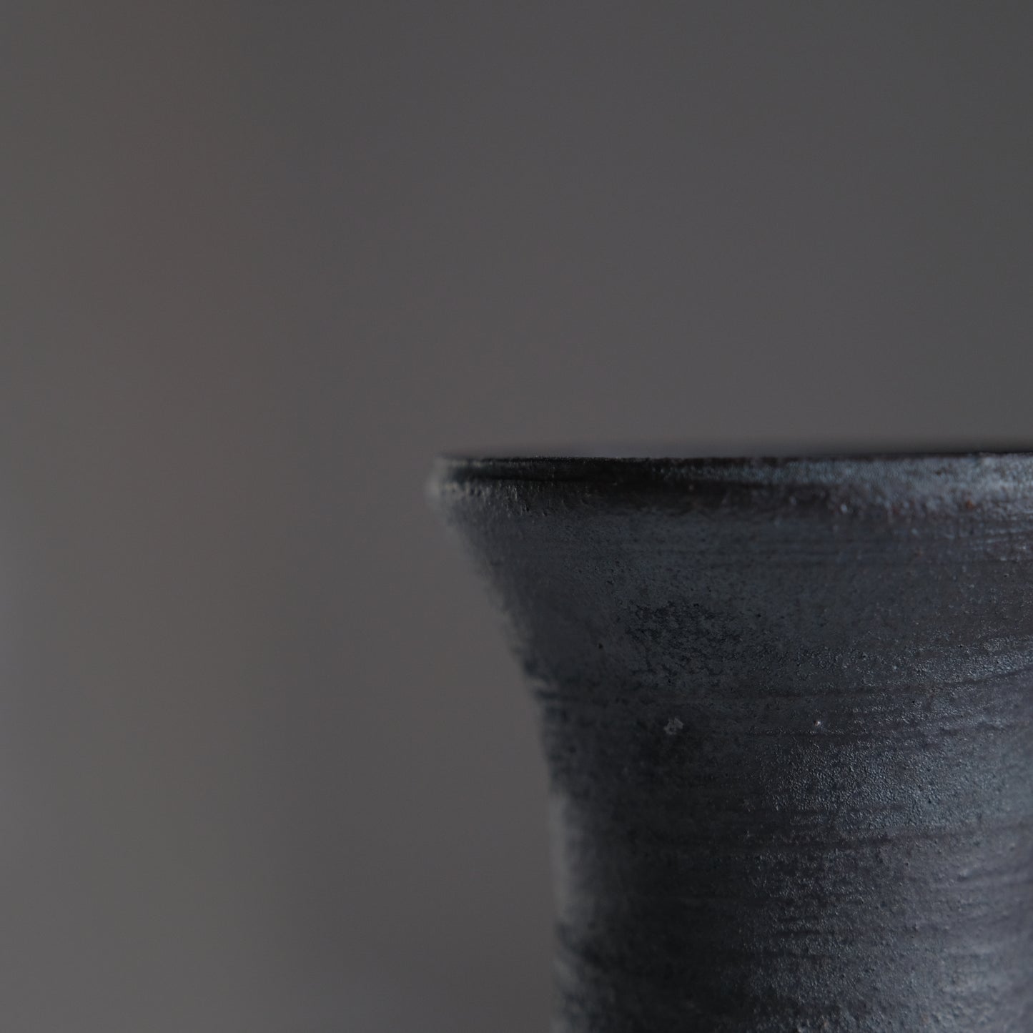 鉄釉金彩花瓶 / 山本教行