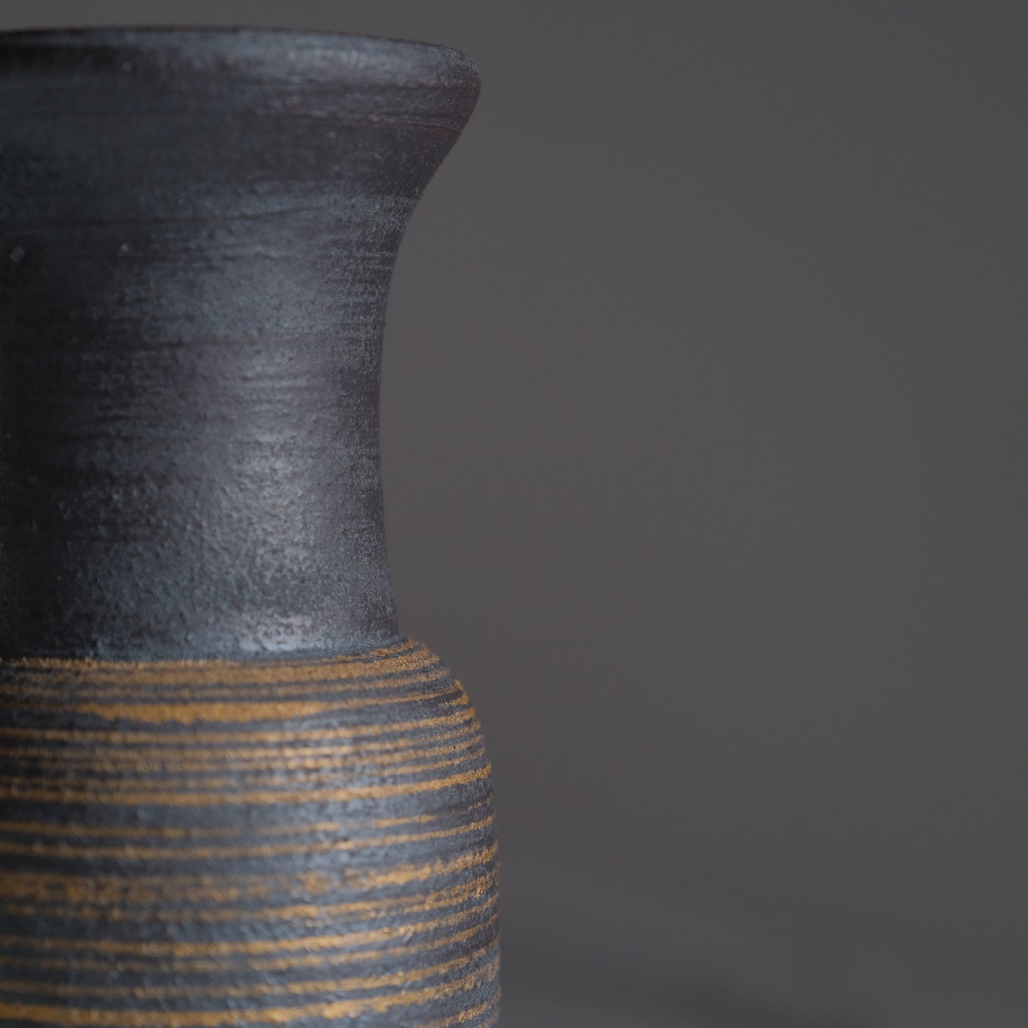 鉄釉金彩花瓶 / 山本教行