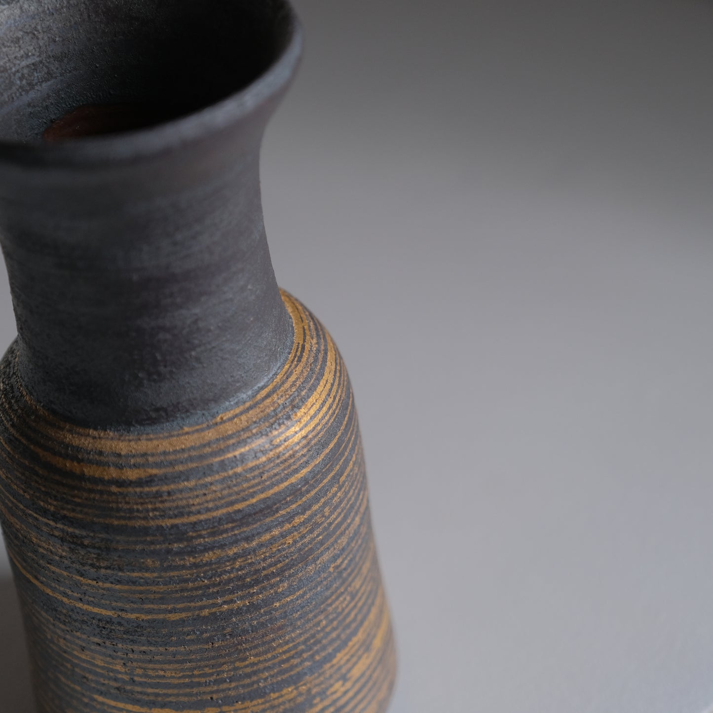 鉄釉金彩花瓶 / 山本教行