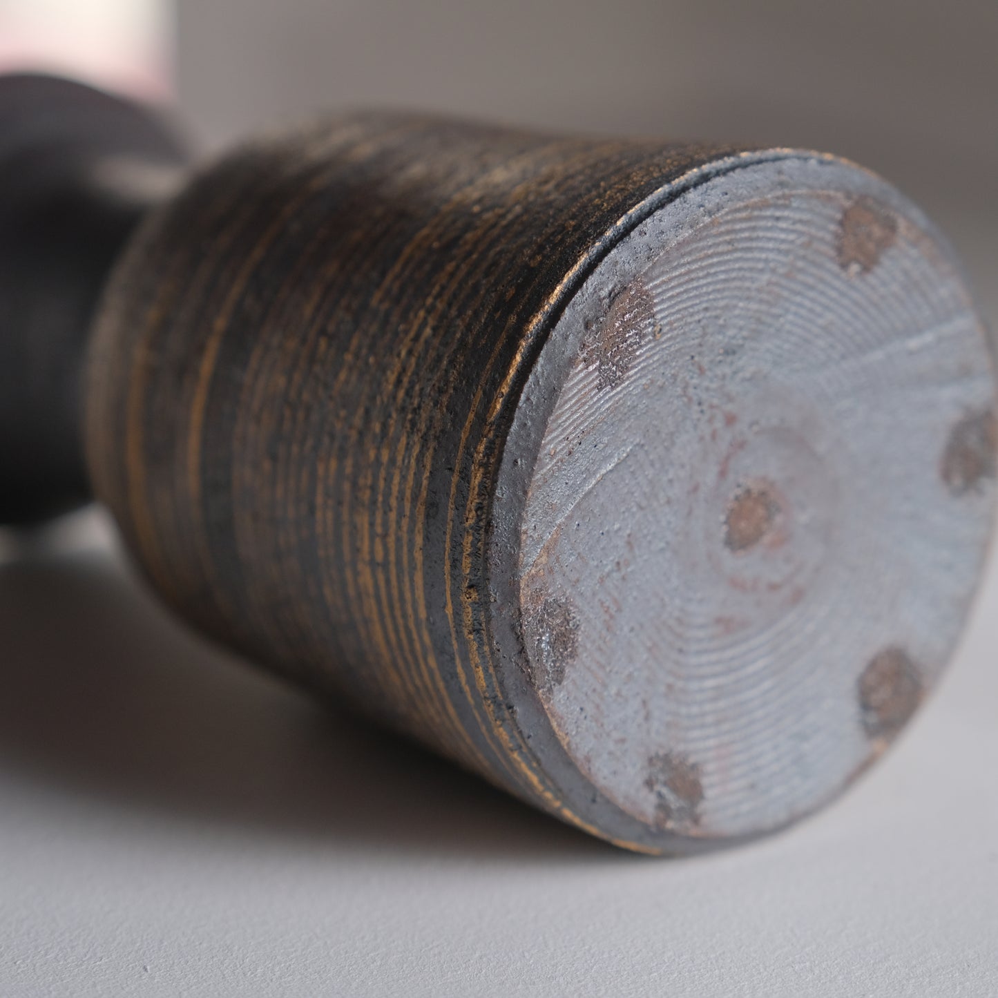 鉄釉金彩花瓶 / 山本教行