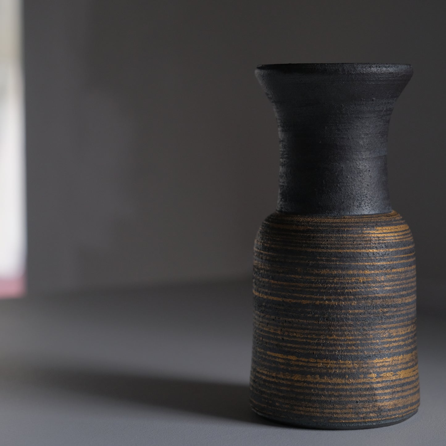 鉄釉金彩花瓶 / 山本教行