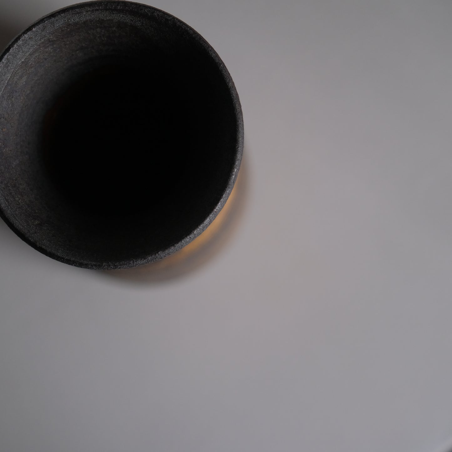 鉄釉金彩花瓶 / 山本教行