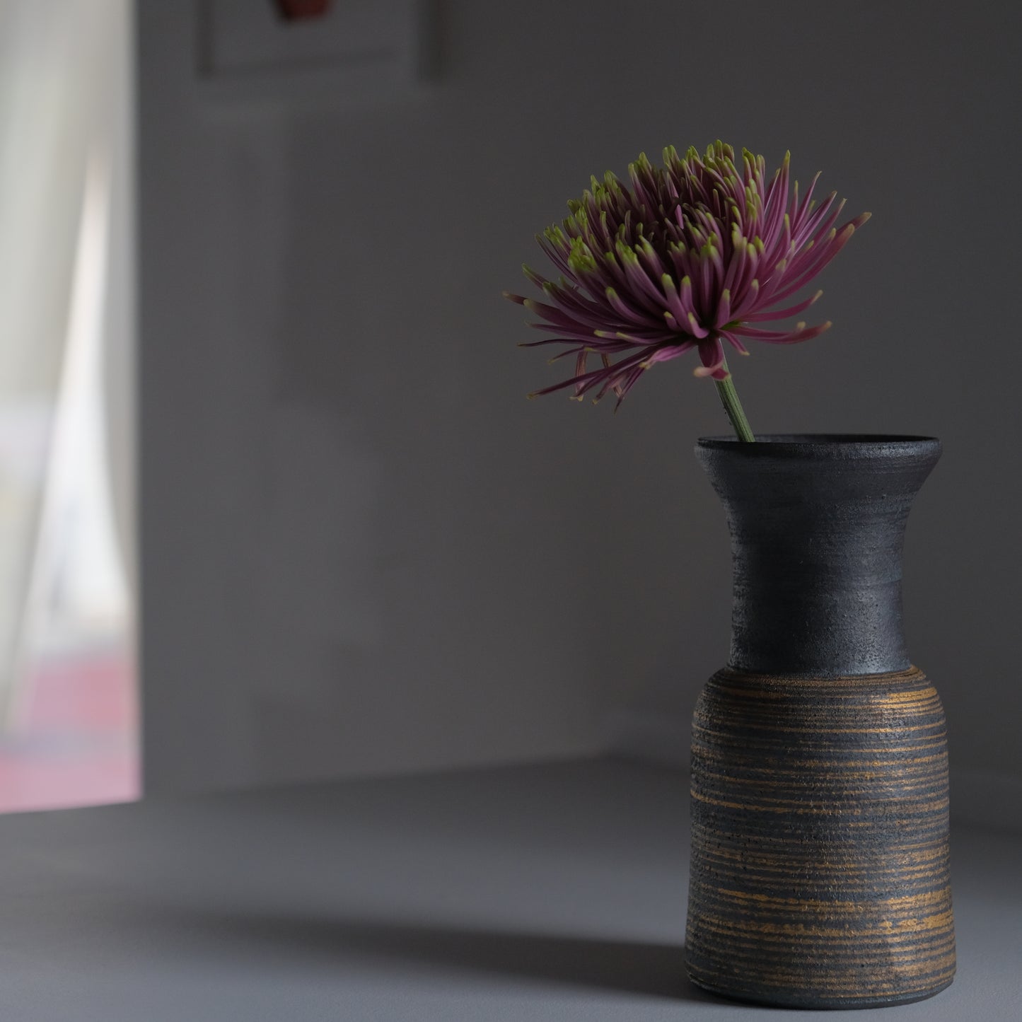 鉄釉金彩花瓶 / 山本教行