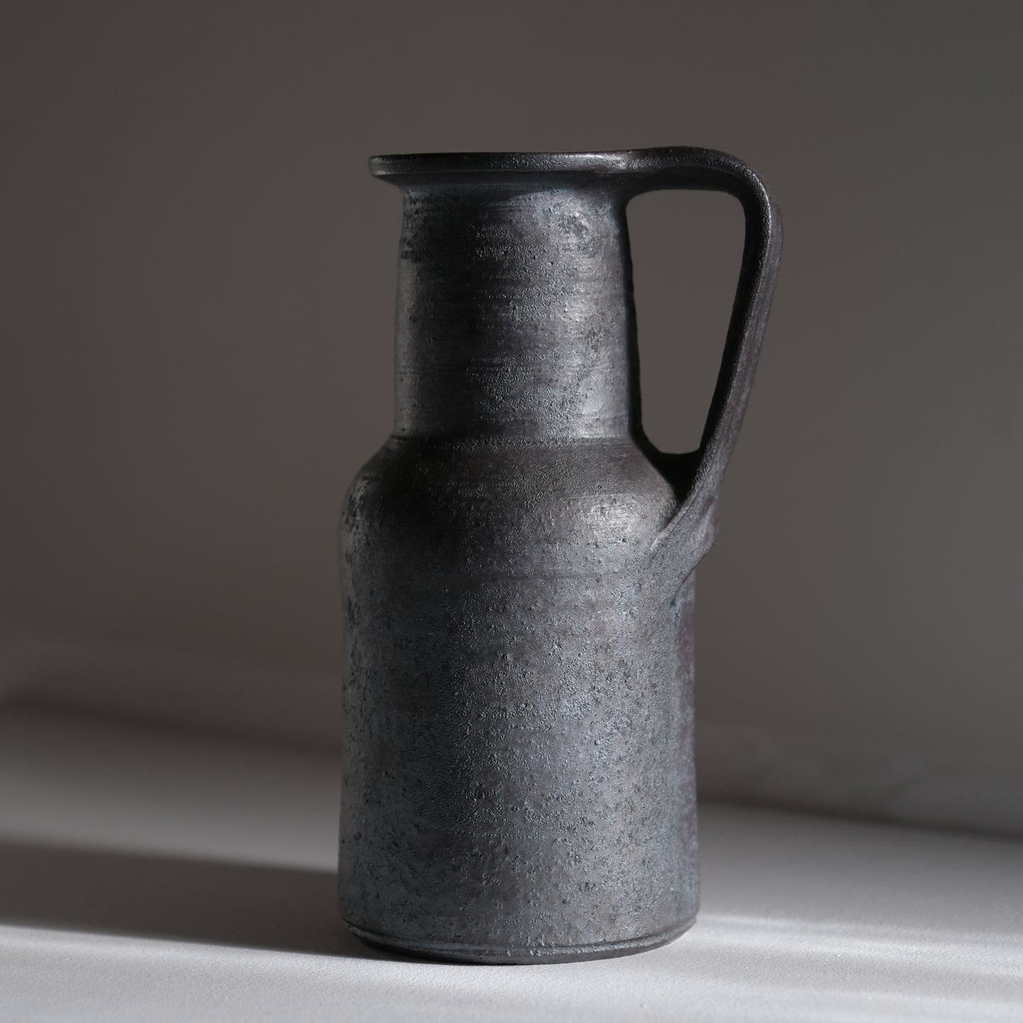 黒釉手付花瓶 / 山本教行