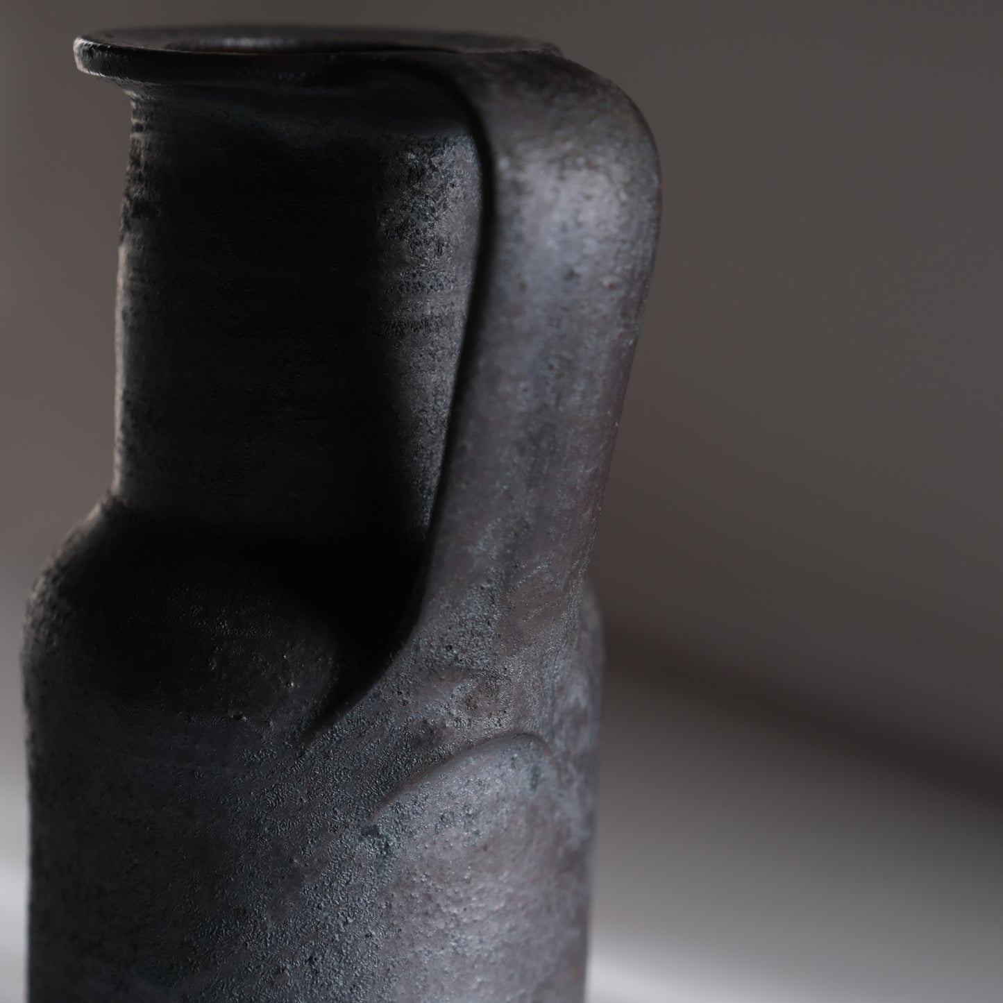 黒釉手付花瓶 / 山本教行