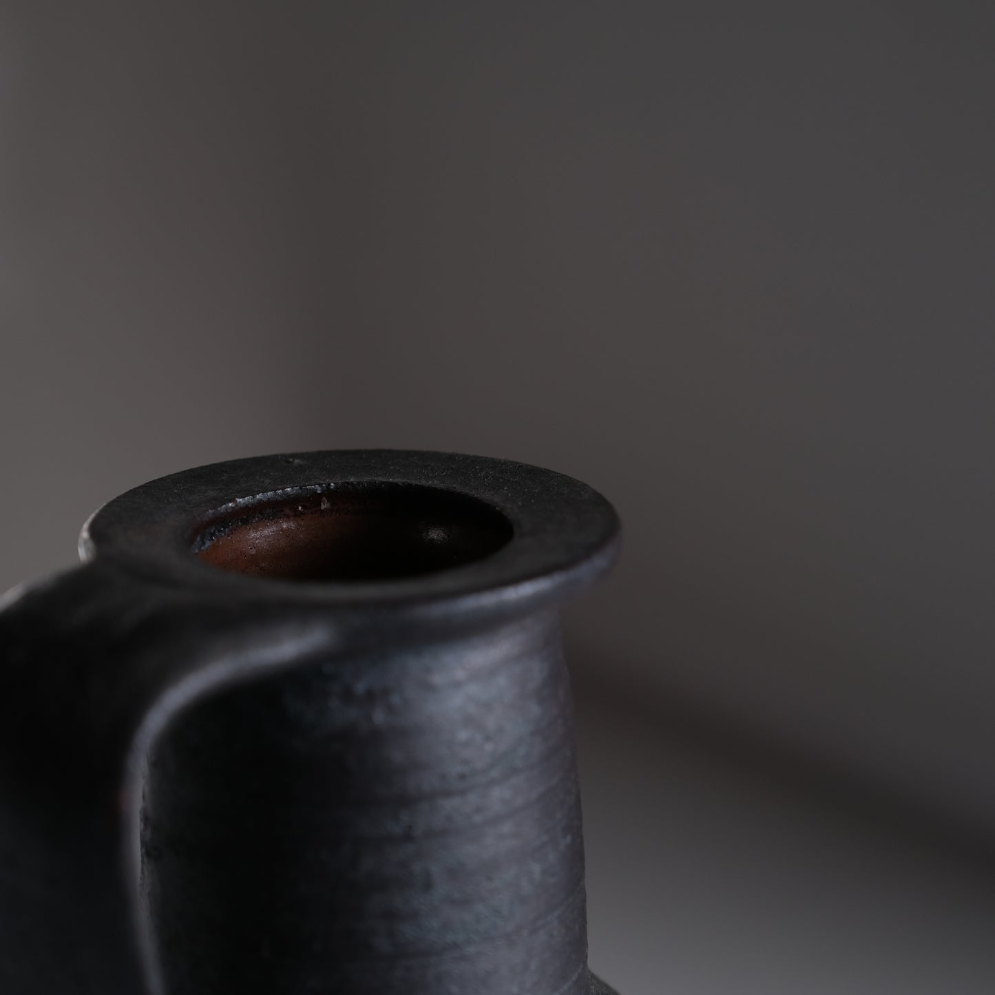 黒釉手付花瓶 / 山本教行