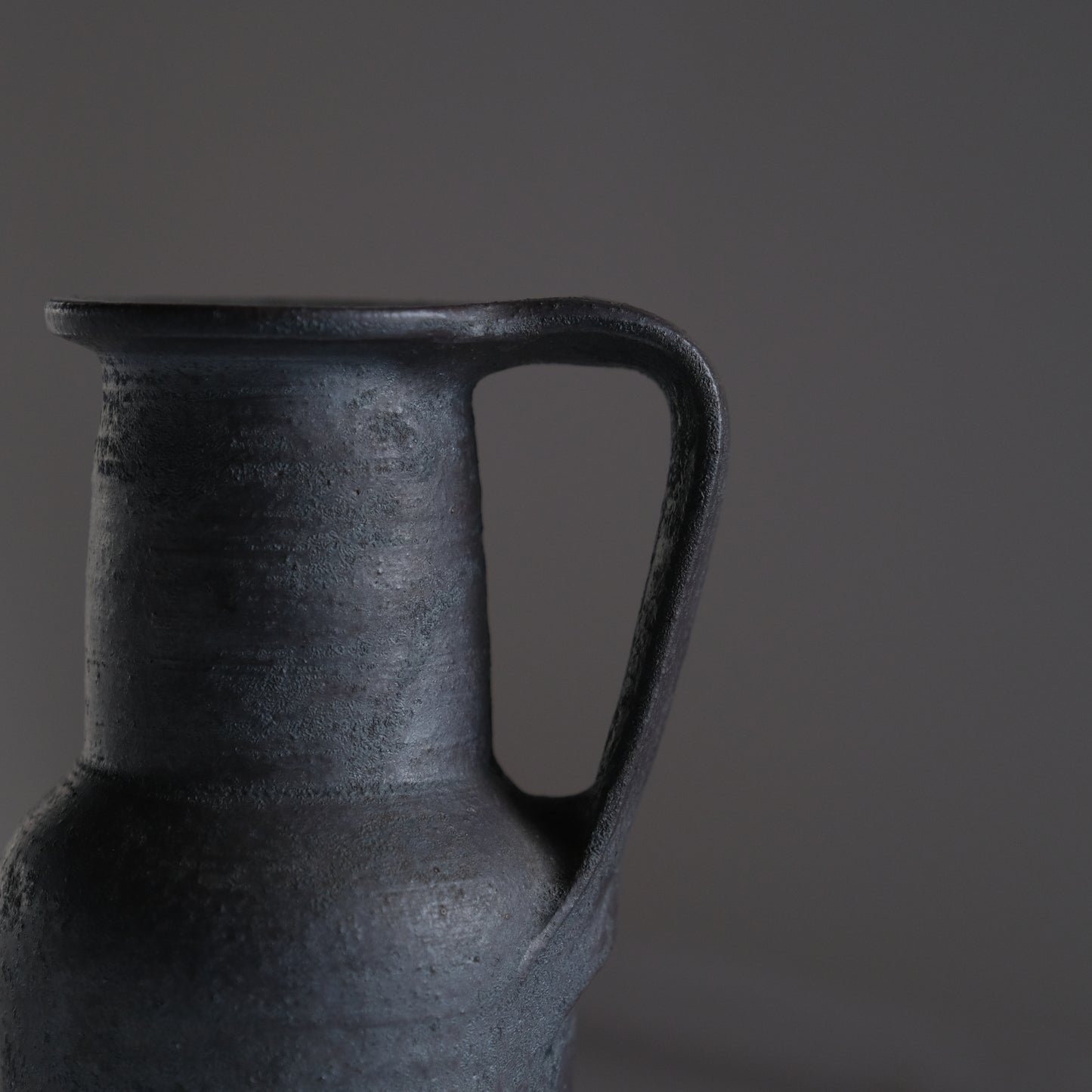 黒釉手付花瓶 / 山本教行