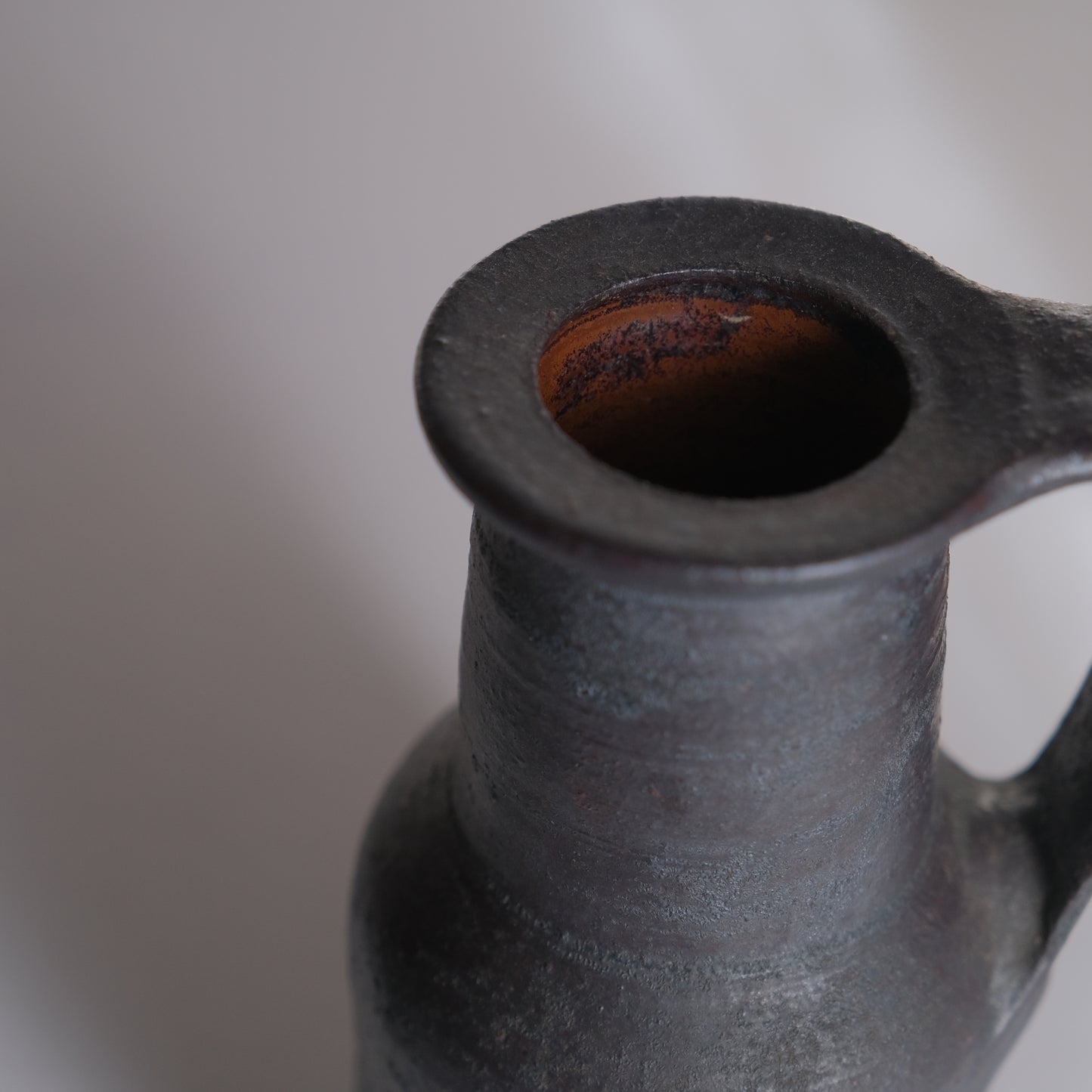 黒釉手付花瓶 / 山本教行