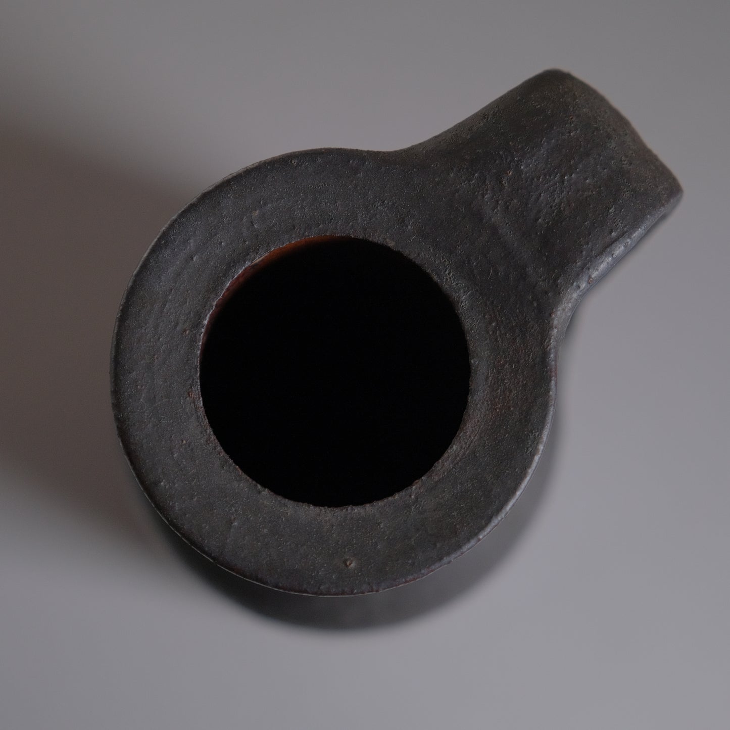 黒釉手付花瓶 / 山本教行