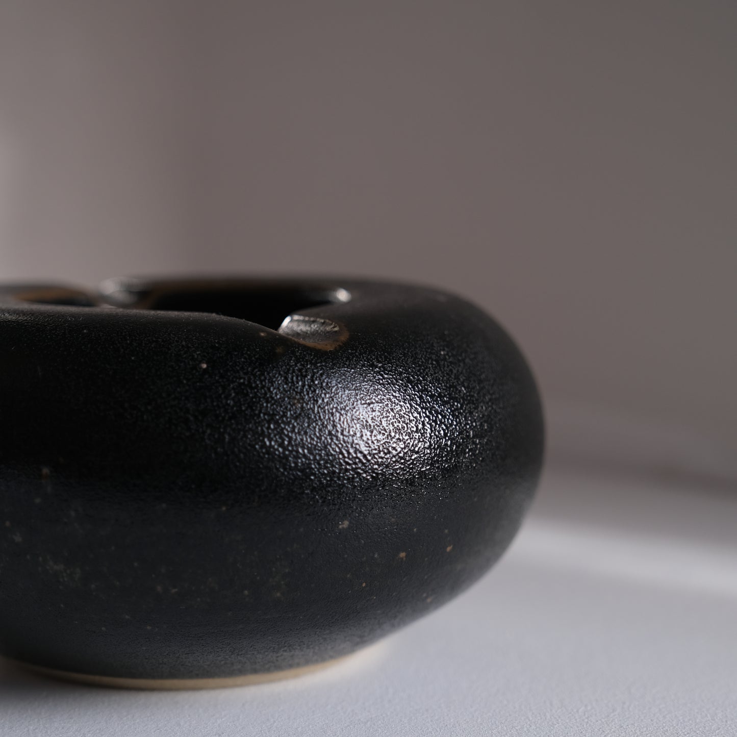 黒釉灰落とし / 牛ノ戸焼