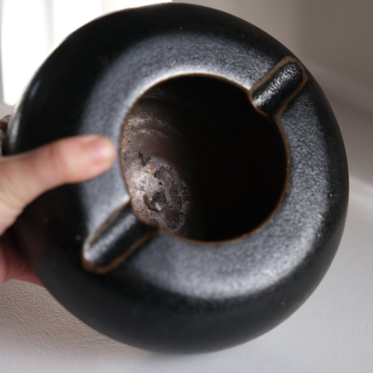 黒釉灰落とし / 牛ノ戸焼