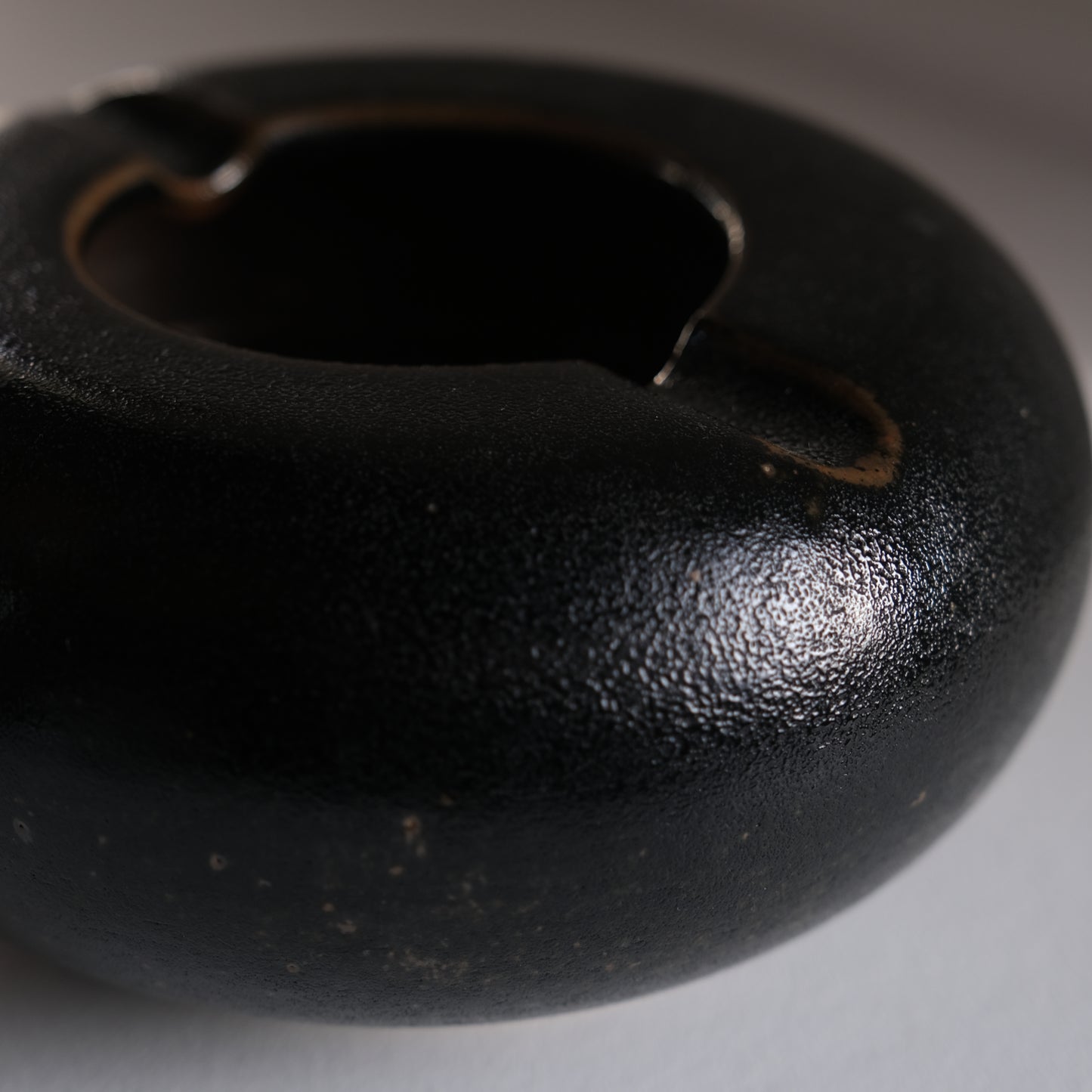 黒釉灰落とし / 牛ノ戸焼