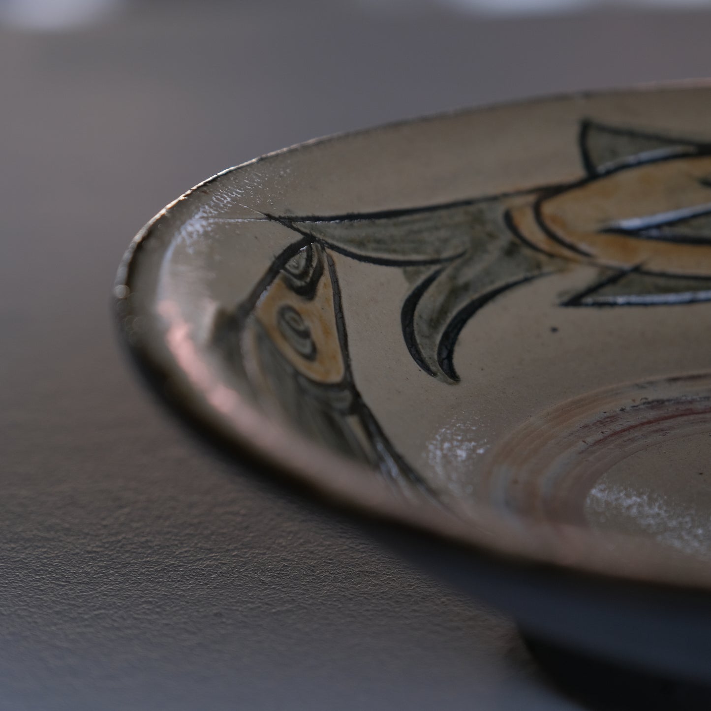 魚紋七寸皿 / 壺屋焼（沖縄）