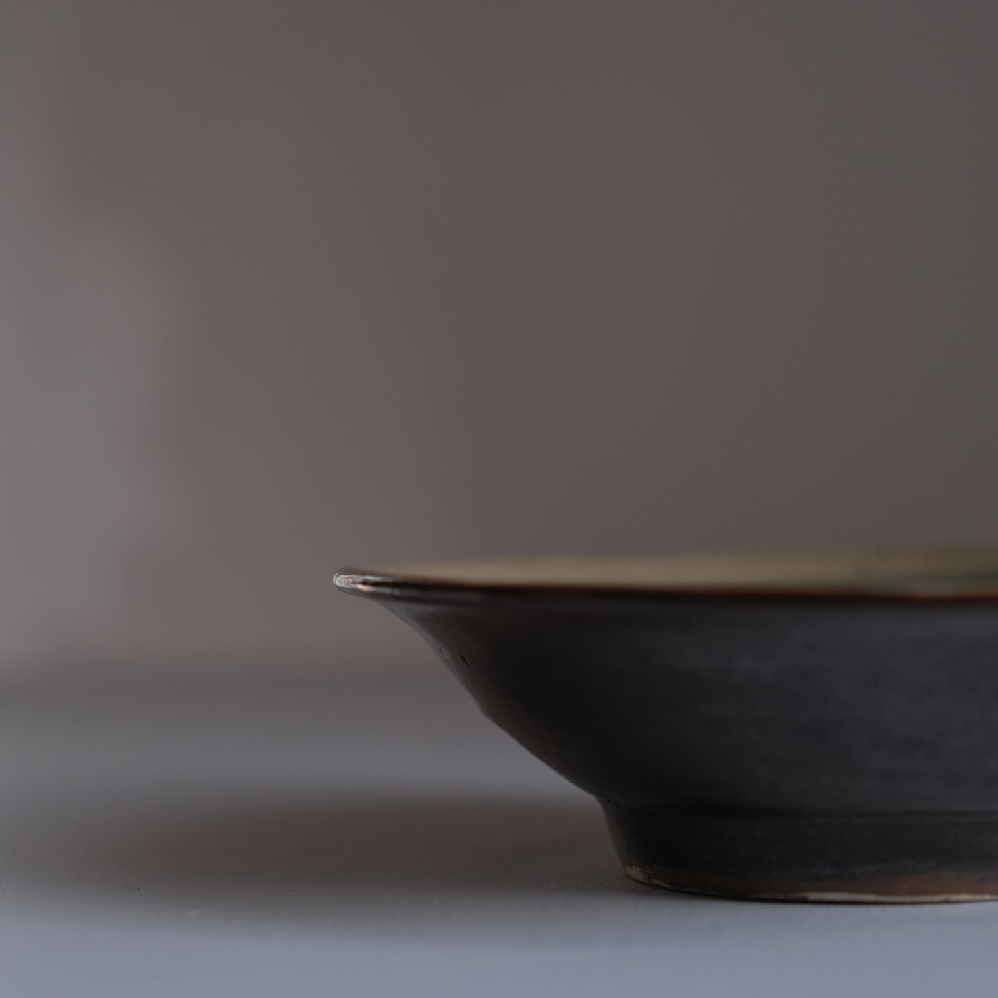 輪線紋五寸皿 / 沖縄 (新垣窯)