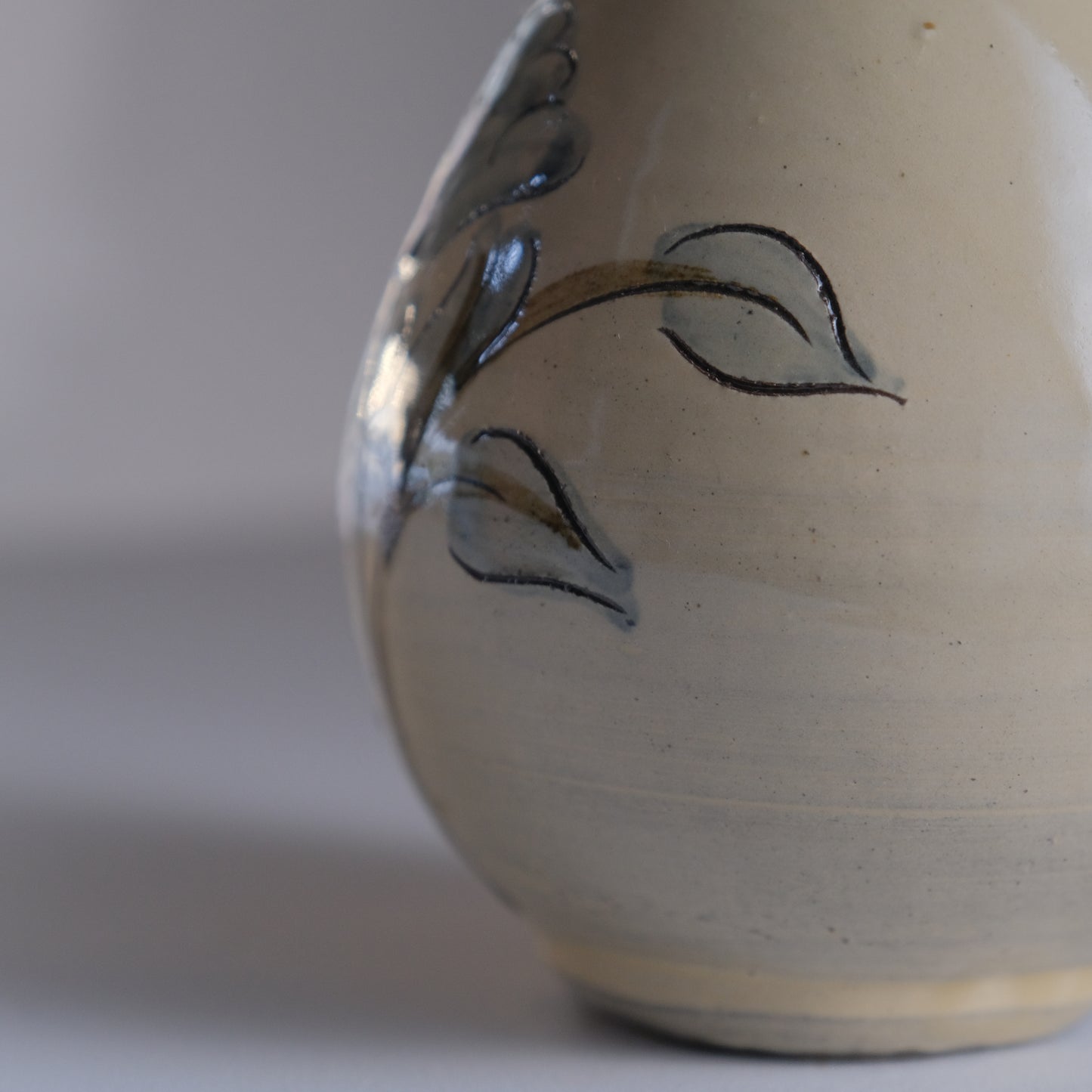 線彫花紋花器 / 沖縄(壺屋焼)