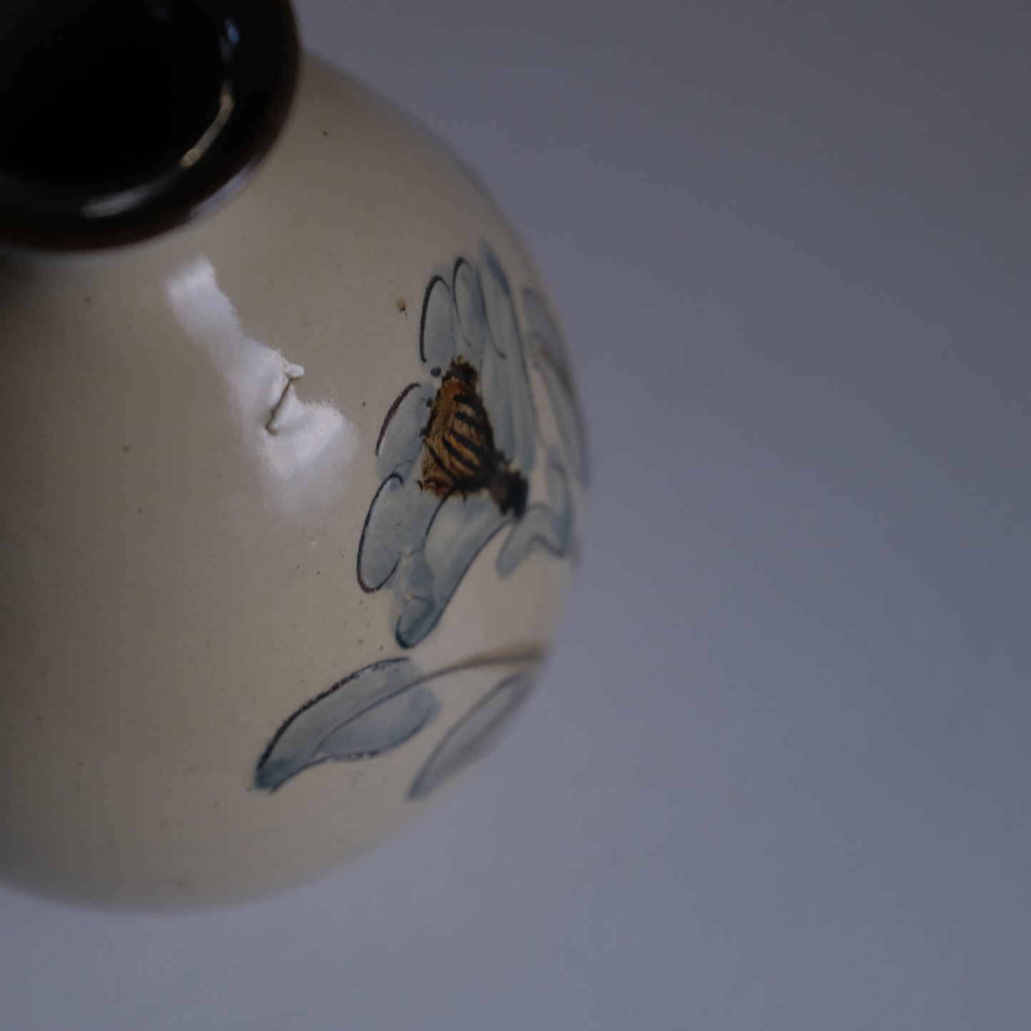 線彫花紋花器 / 沖縄(壺屋焼)