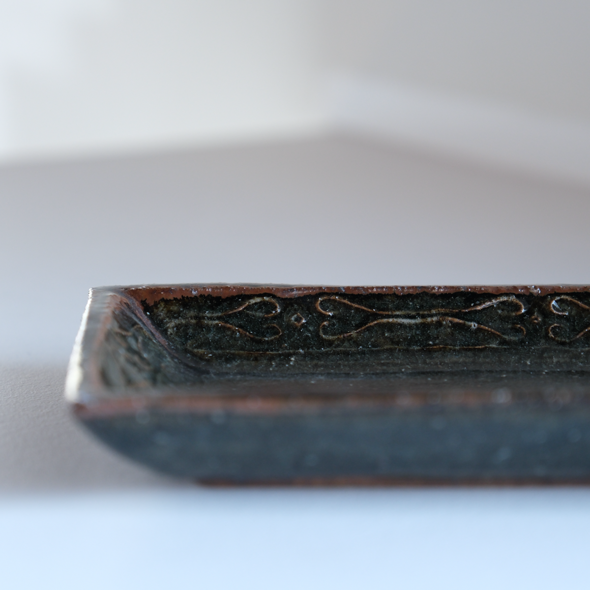 灰釉紋押長角皿  / 倉敷青木窯