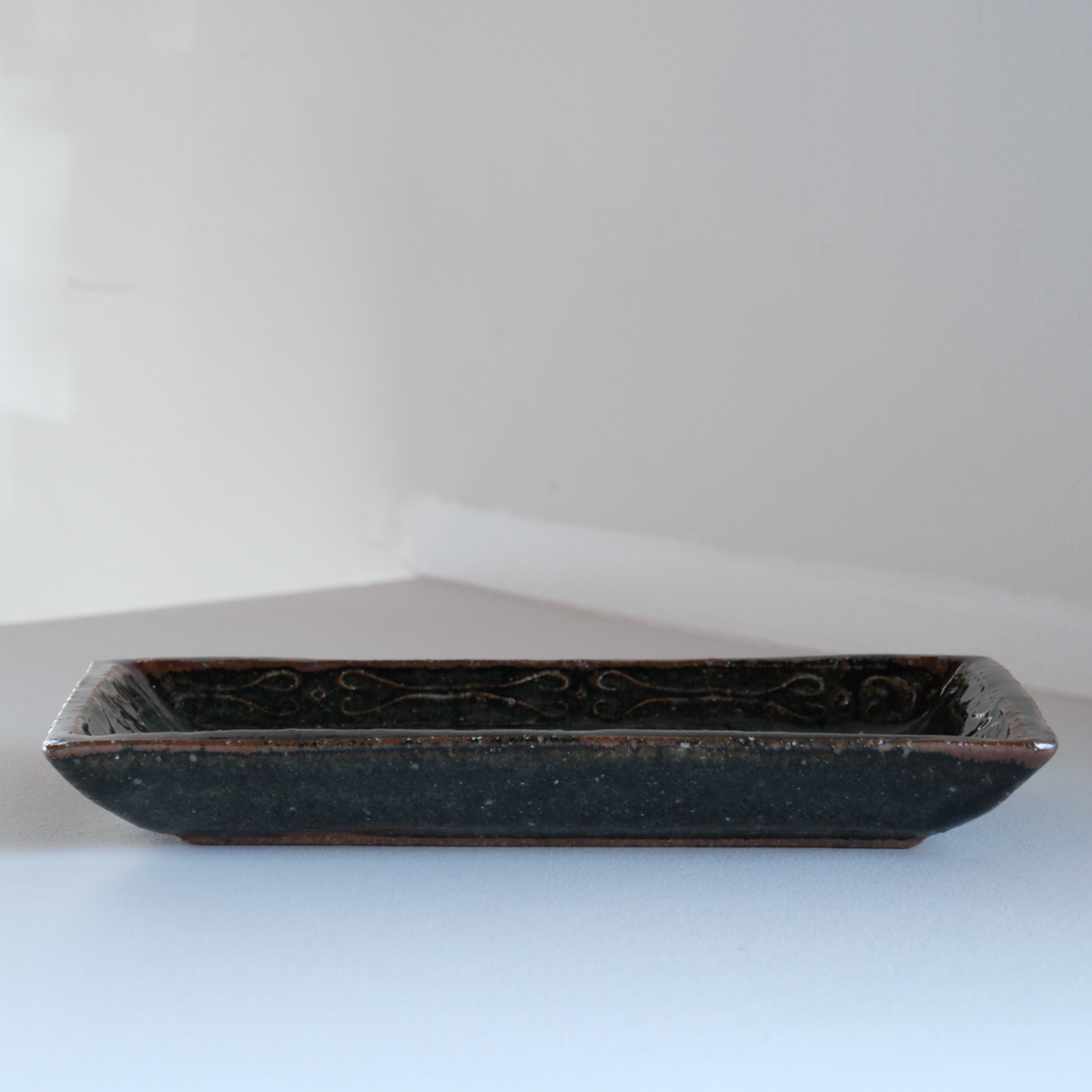 灰釉紋押長角皿  / 倉敷青木窯