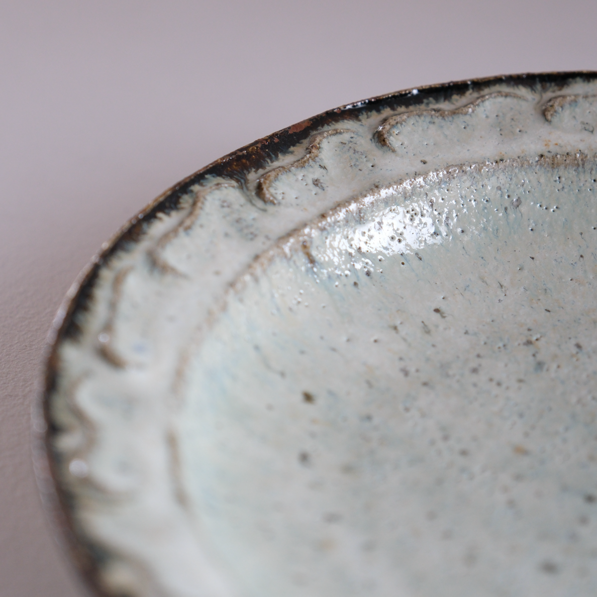 糠釉紋押リム浅鉢 / 倉敷青木窯