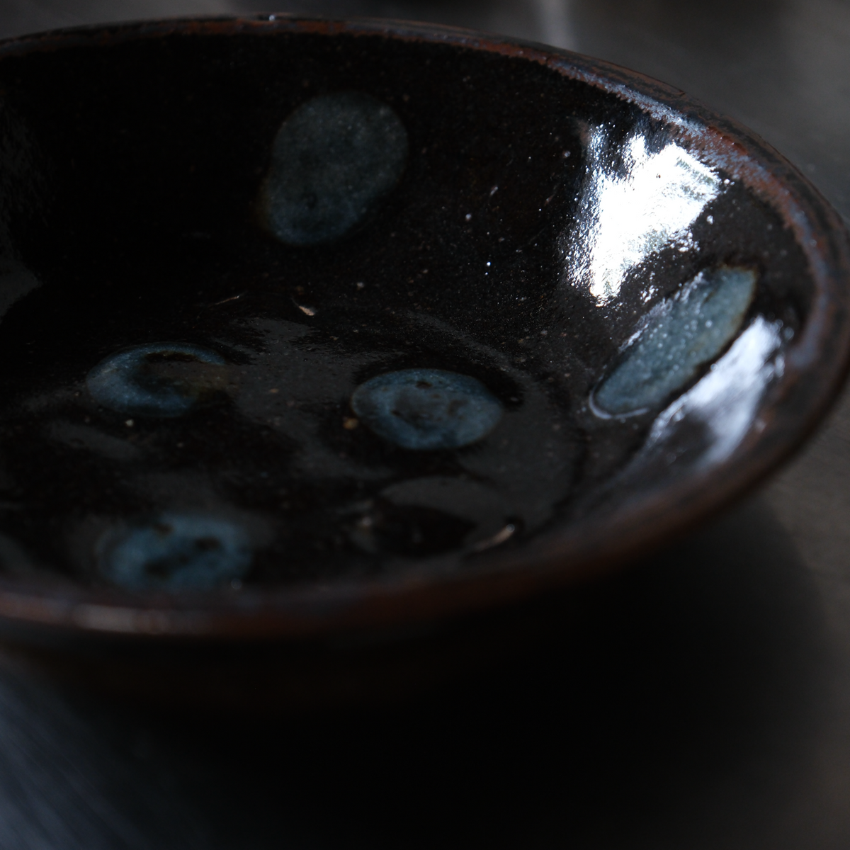 黒釉点打八寸鉢 / 倉敷青木窯