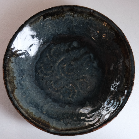 呉須釉紋押八寸鉢 / 倉敷青木窯