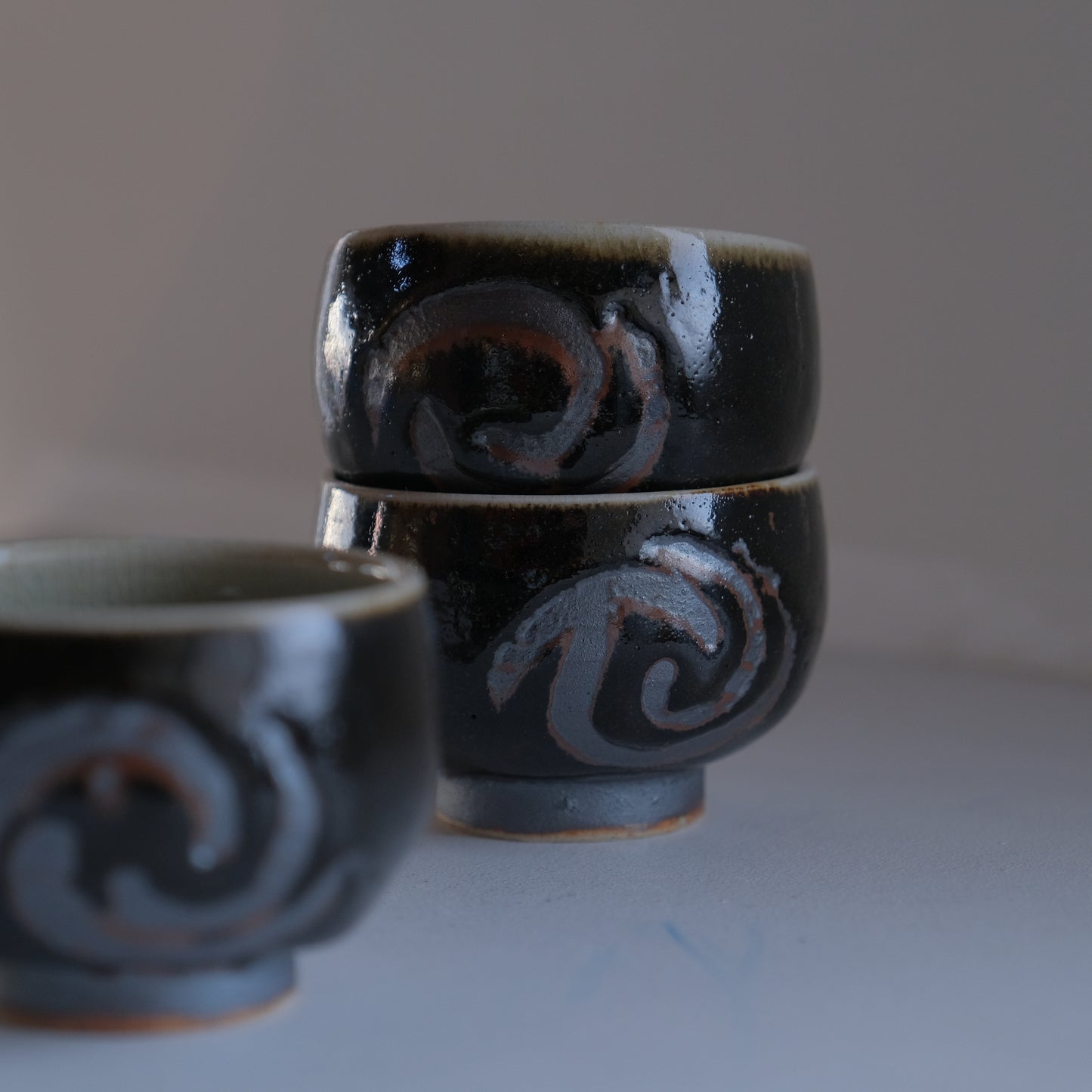 黒釉指描湯呑 / 志和地窯